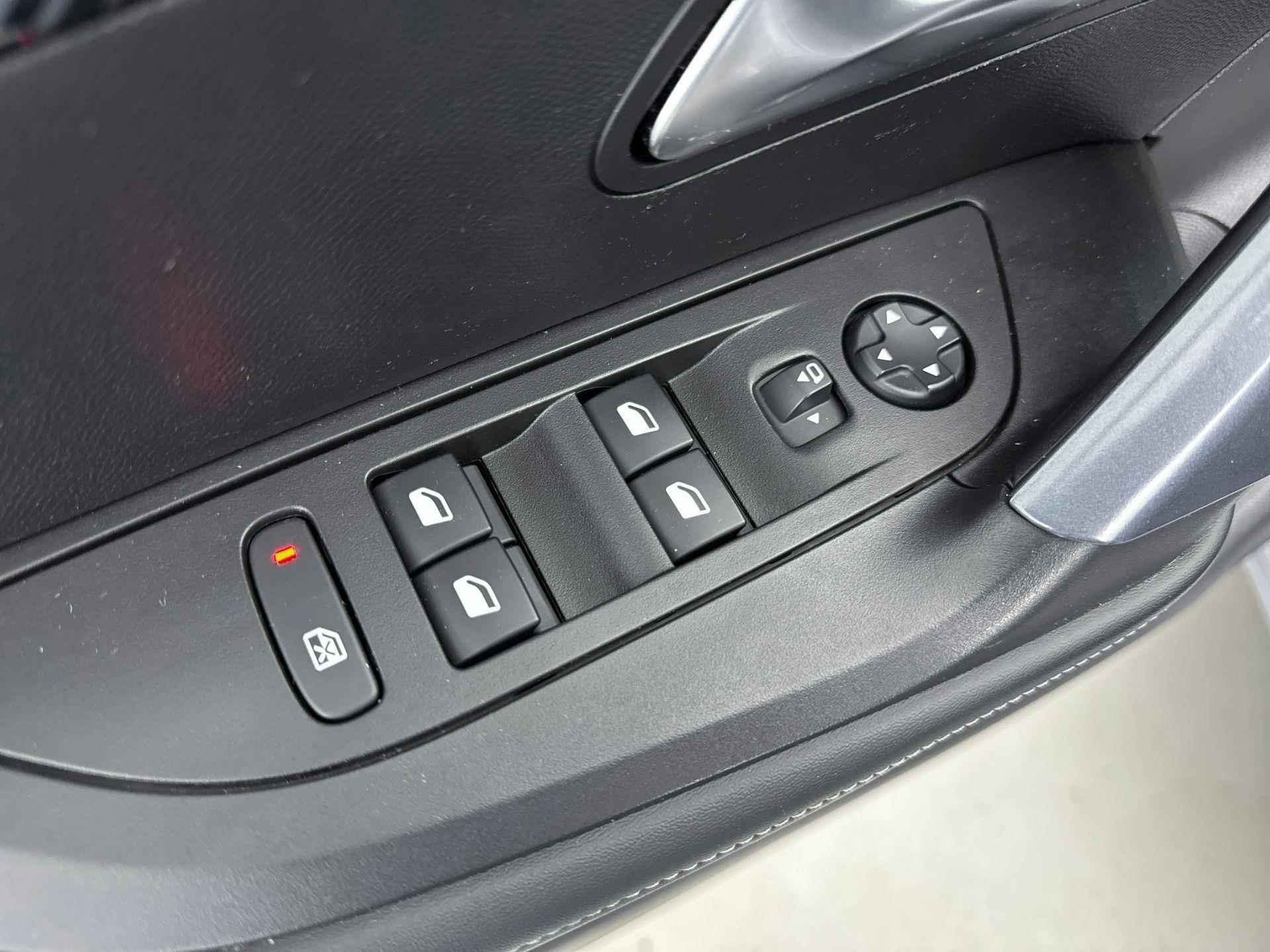 Peugeot 2008 SUV 1.2 130 pk Allure | Navigatie | Camera | 3D Scherm | Stoelverwarming - 16/35