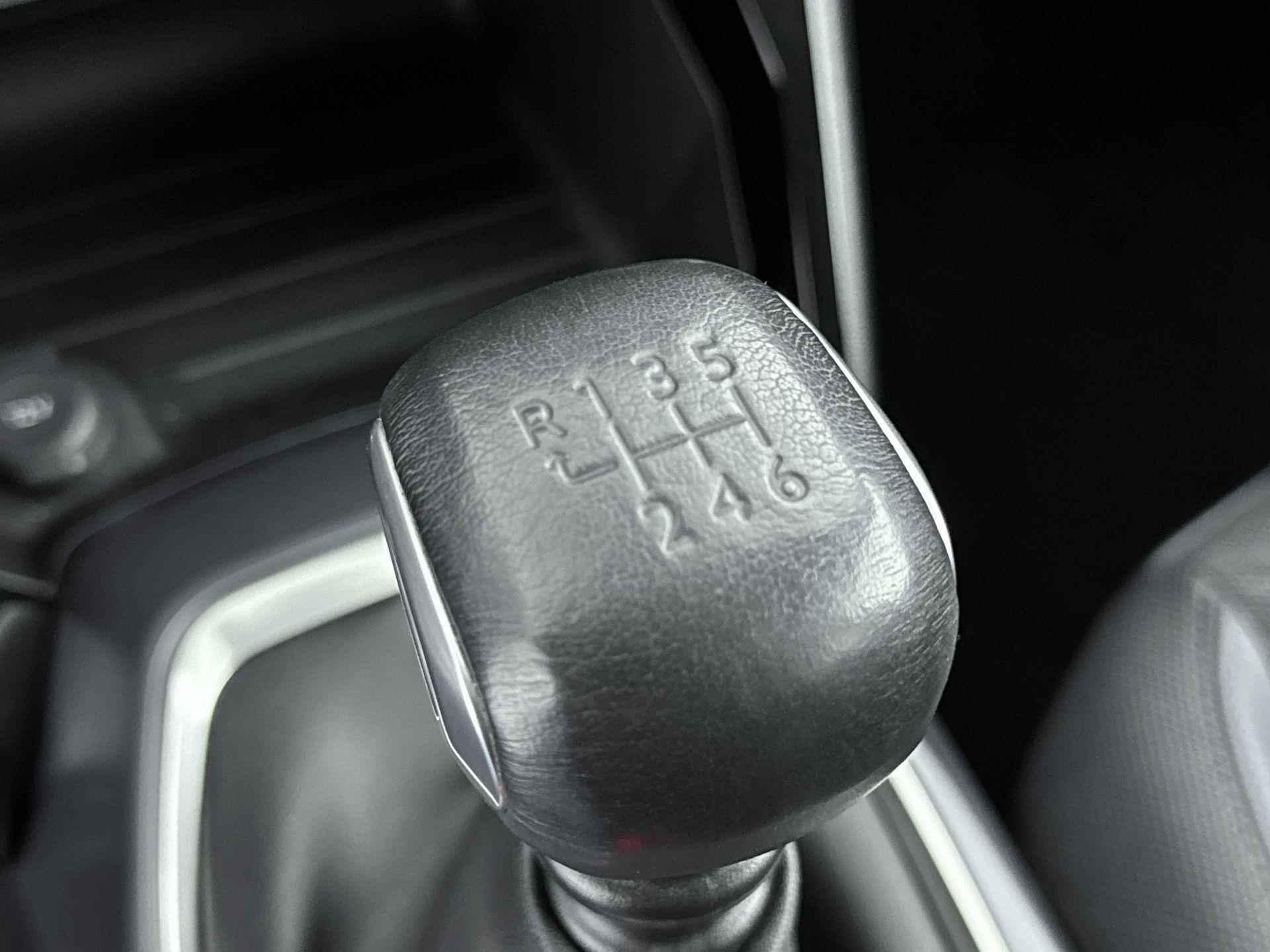 Peugeot 2008 SUV 1.2 130 pk Allure | Navigatie | Camera | 3D Scherm | Stoelverwarming - 21/35