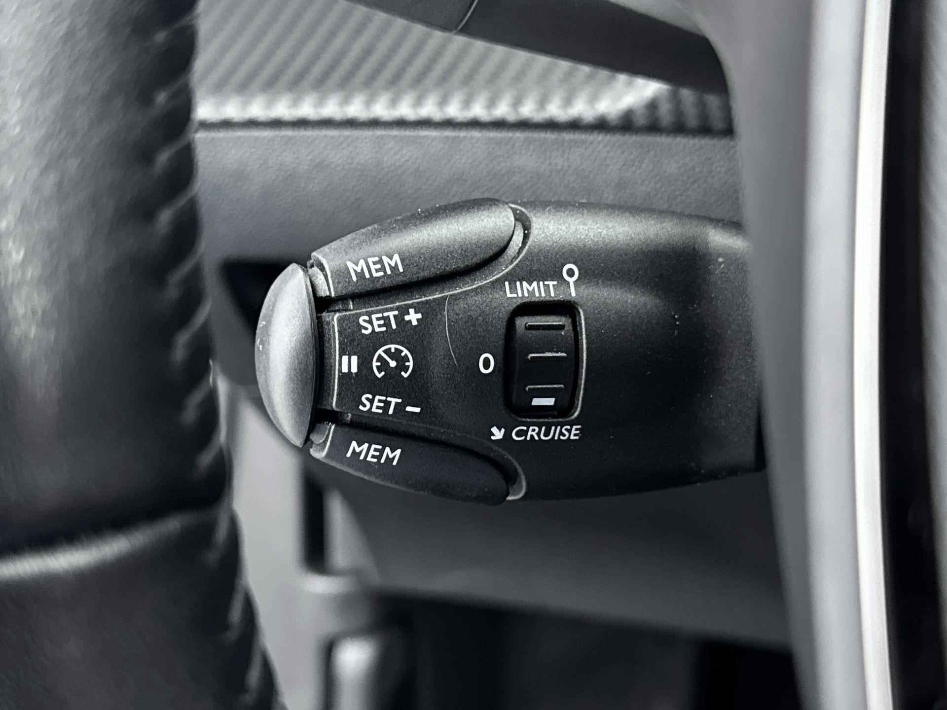Peugeot 2008 SUV 1.2 130 pk Allure | Navigatie | Camera | 3D Scherm | Stoelverwarming - 29/35