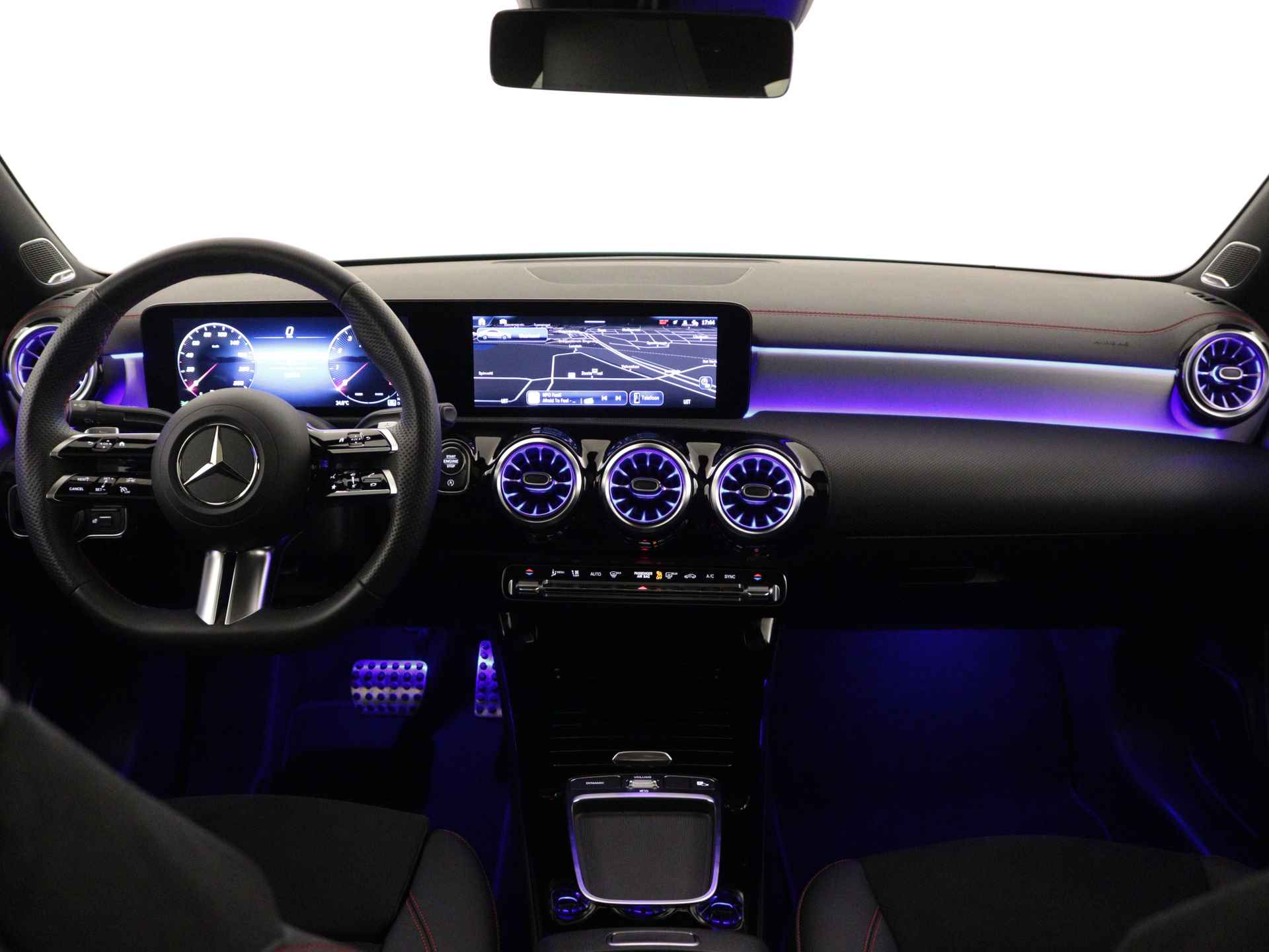 Mercedes-Benz CLA-Klasse 180 AMG Line | Panoramadak | 360°-camera | Burmester | Sfeerverlichting | Apple Carplay | Inclusief 24 maanden MB Certified garantie voor Europa. - 31/40