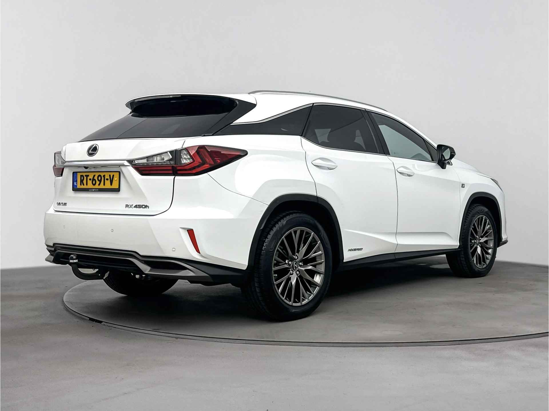 Lexus RX 450h 4WD F Sport Line | 1e Eigenaar | Navigatie | Trekhaak | Panoramadak | Head up Display | Stuurwiel verwarmd | Draadloze telefoonlader | - 3/43