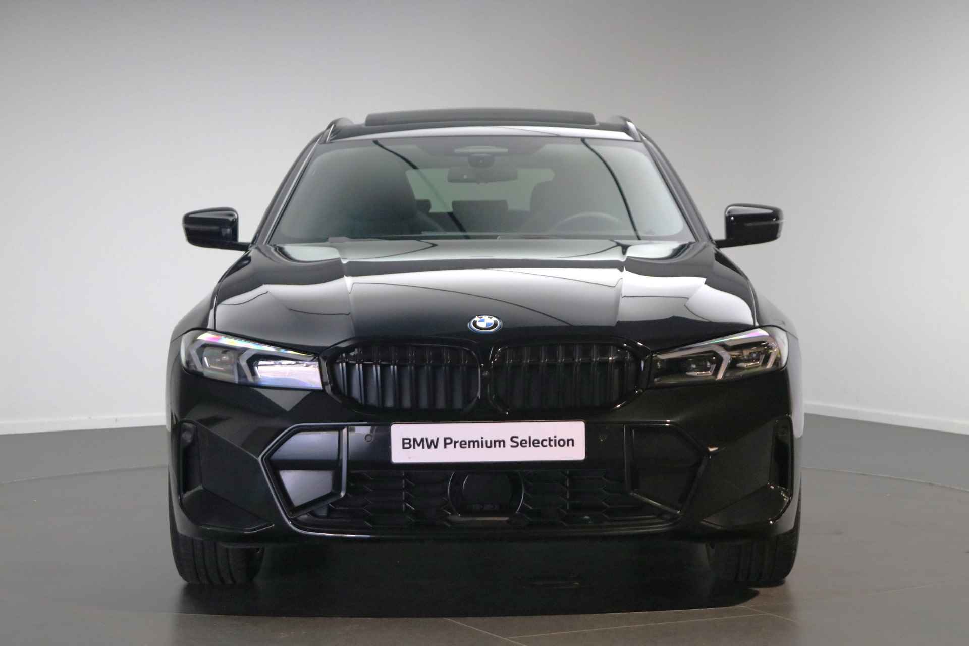BMW 3 Serie Touring 330e xDrive High Executive M Sport Automaat / Panoramadak / Trekhaak / Comfort Access / Adaptief M Onderstel / Adaptieve LED / Live Cockpit Professional / Harman Kardon - 6/26
