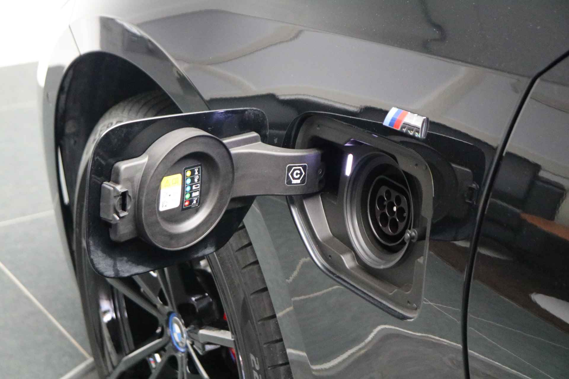 BMW 3 Serie Touring 330e xDrive High Executive M Sport Automaat / Panoramadak / Trekhaak / Comfort Access / Adaptief M Onderstel / Adaptieve LED / Live Cockpit Professional / Harman Kardon - 8/26