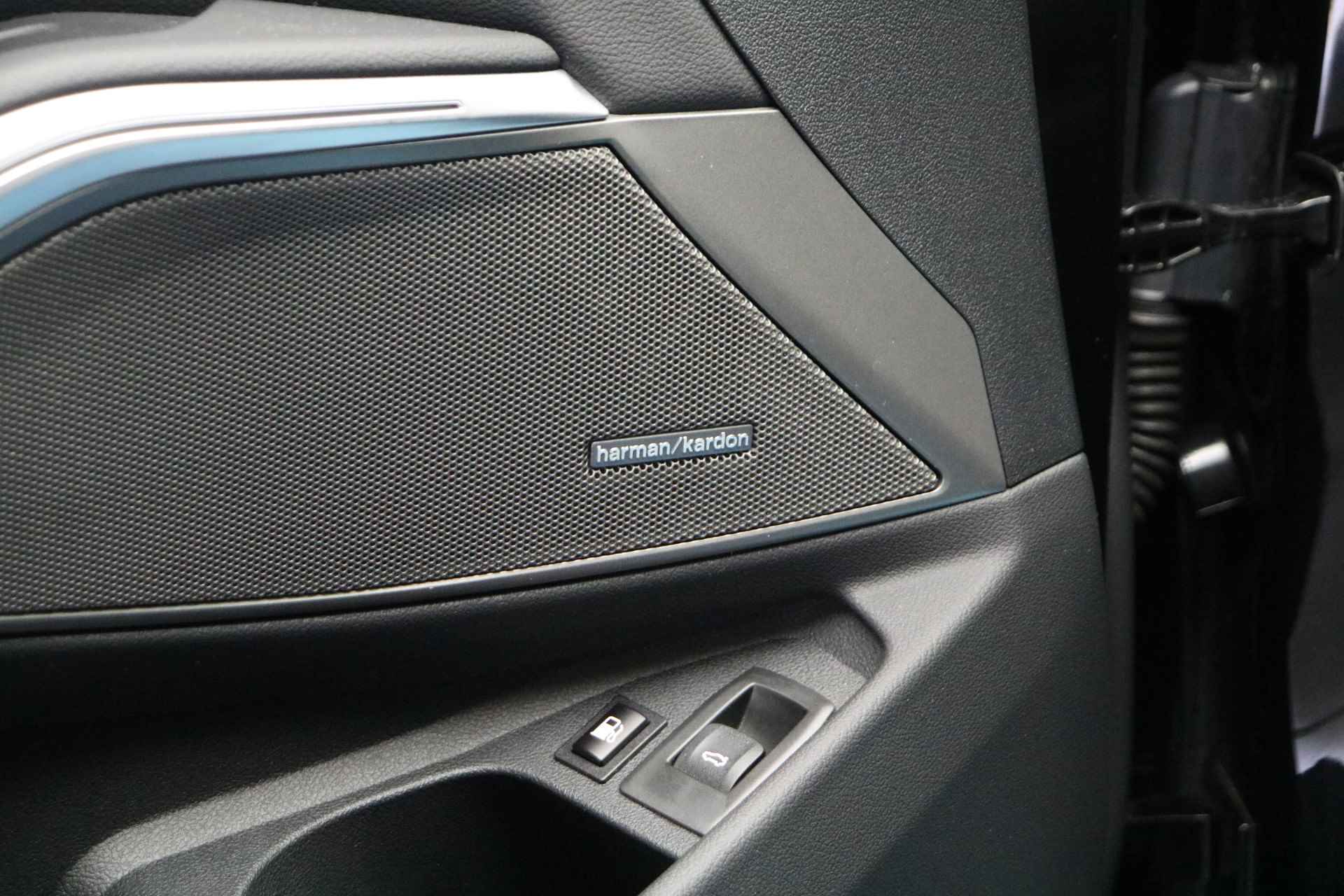 BMW 3 Serie Touring 330e xDrive High Executive M Sport Automaat / Panoramadak / Trekhaak / Comfort Access / Adaptief M Onderstel / Adaptieve LED / Live Cockpit Professional / Harman Kardon - 14/26
