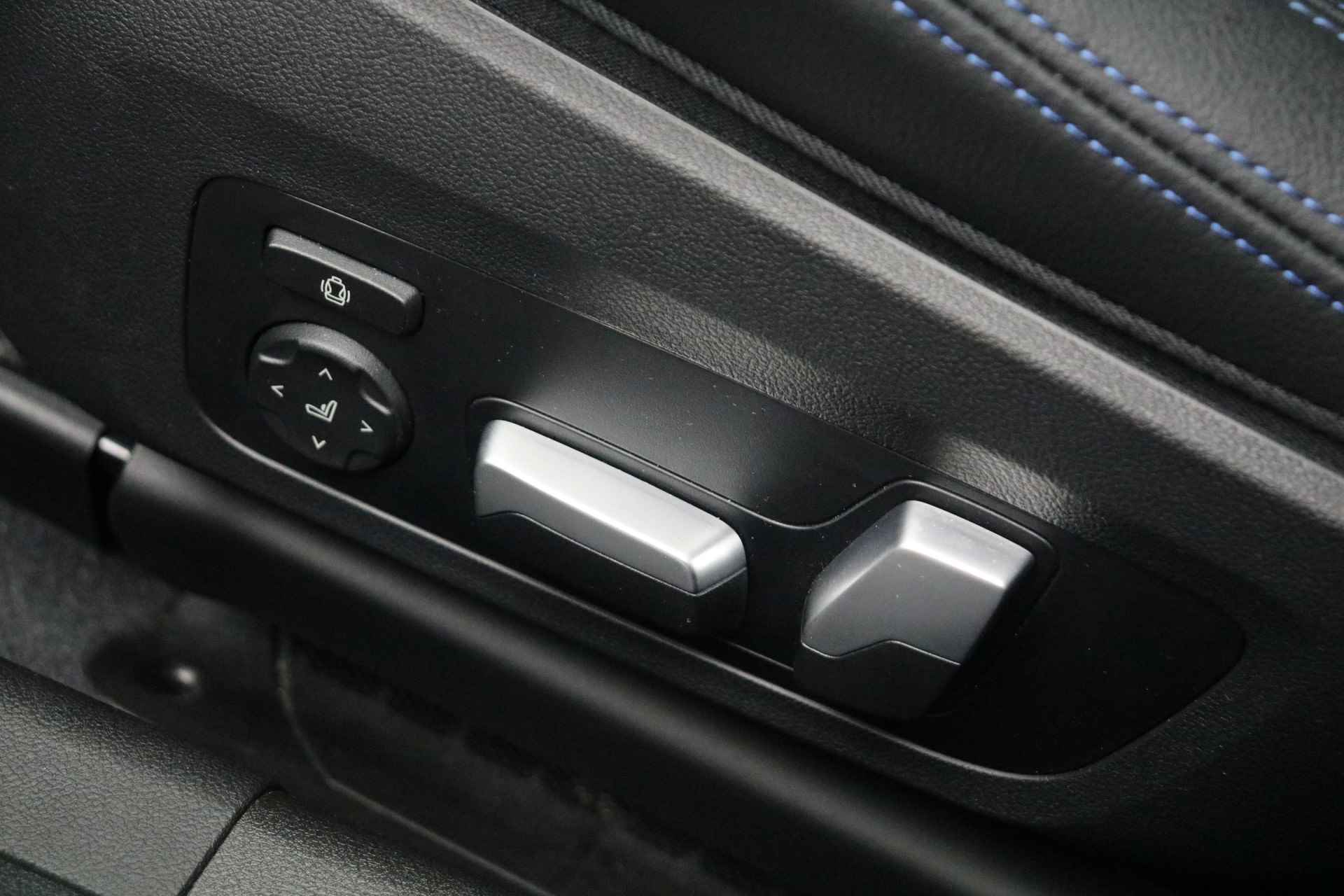 BMW 3 Serie Touring 330e xDrive High Executive M Sport Automaat / Panoramadak / Trekhaak / Comfort Access / Adaptief M Onderstel / Adaptieve LED / Live Cockpit Professional / Harman Kardon - 15/26