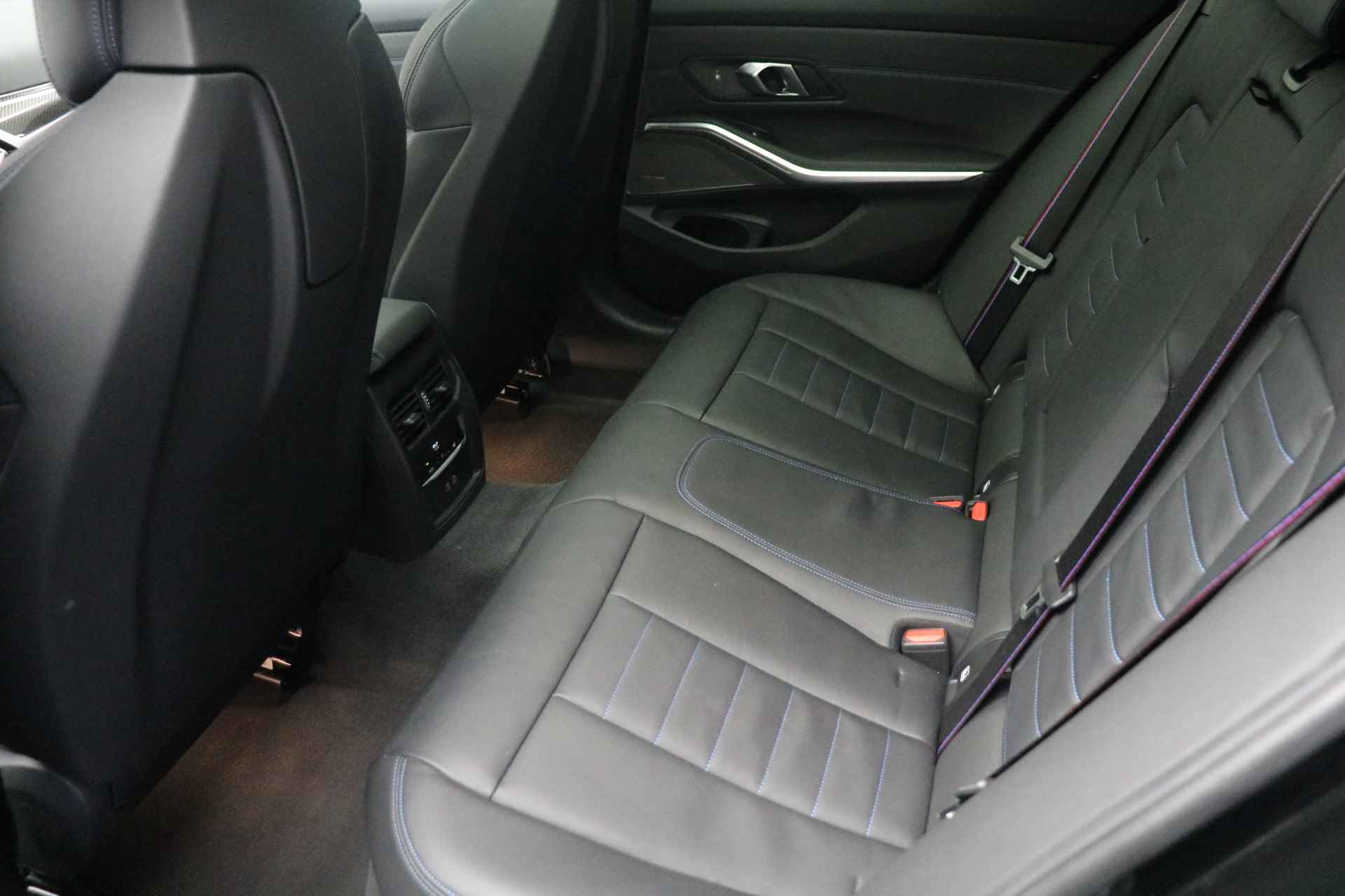 BMW 3 Serie Touring 330e xDrive High Executive M Sport Automaat / Panoramadak / Trekhaak / Comfort Access / Adaptief M Onderstel / Adaptieve LED / Live Cockpit Professional / Harman Kardon - 23/26