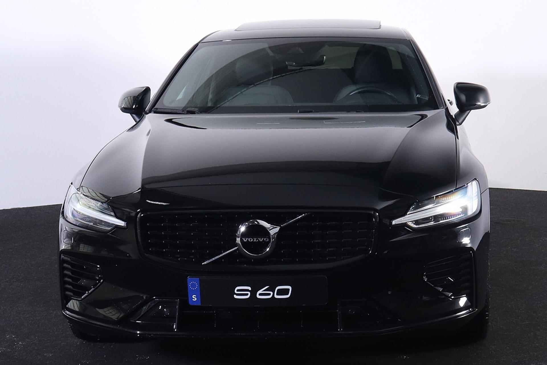 Volvo S60 Recharge T8 AWD R-Design - Panorama/schuifdak - IntelliSafe Assist & Surround - Harman/Kardon audio - Adaptieve LED koplampen - Parkeercamera achter - Verwarmde voorstoelen, stuur & achterbank - Parkeersensoren voor & achter - Elektr. bedienb. voorstoelen met geheugen - Standkachel - 19' LMV - 3/26