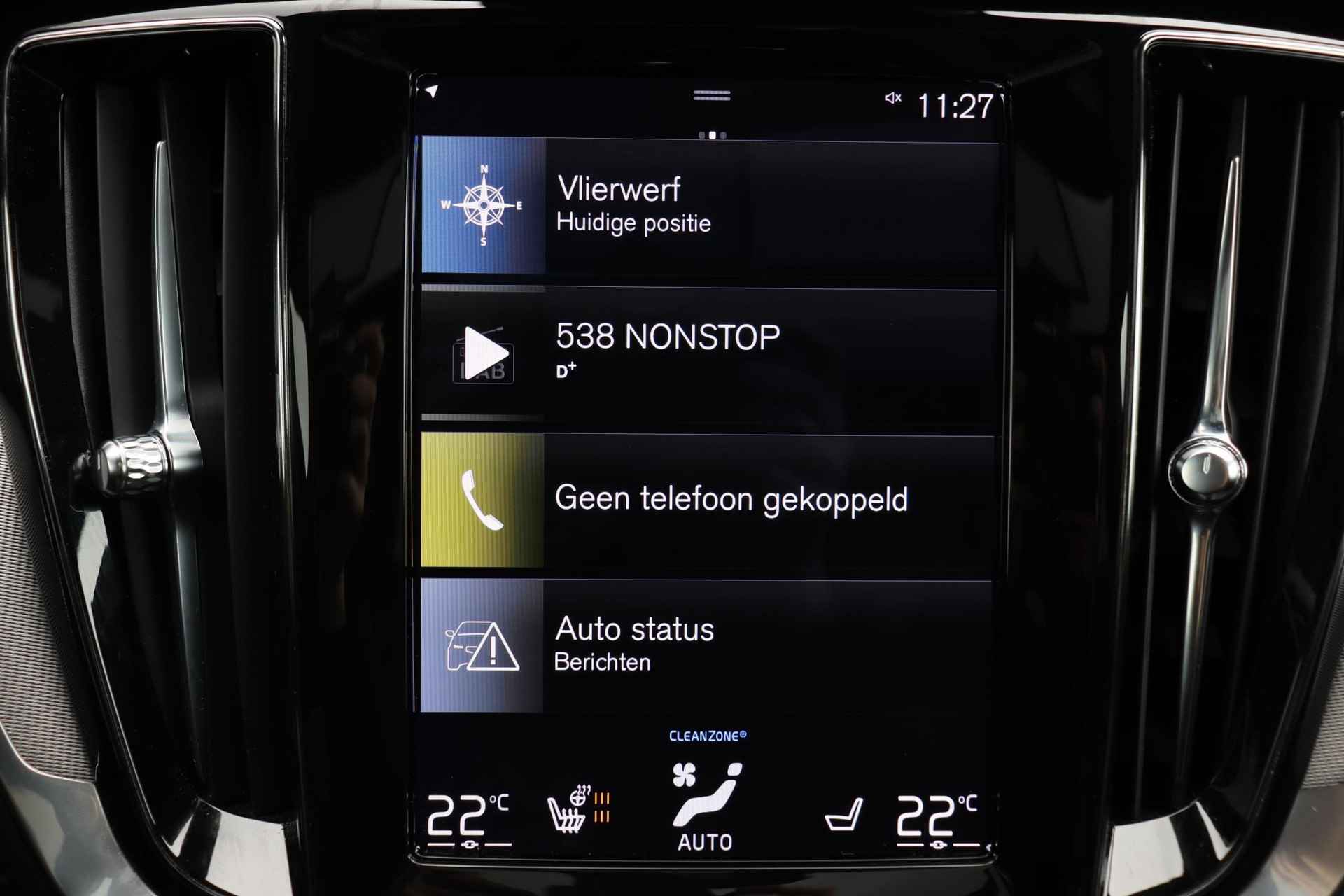 Volvo S60 Recharge T8 AWD R-Design - Panorama/schuifdak - IntelliSafe Assist & Surround - Harman/Kardon audio - Adaptieve LED koplampen - Parkeercamera achter - Verwarmde voorstoelen, stuur & achterbank - Parkeersensoren voor & achter - Elektr. bedienb. voorstoelen met geheugen - Standkachel - 19' LMV - 7/26