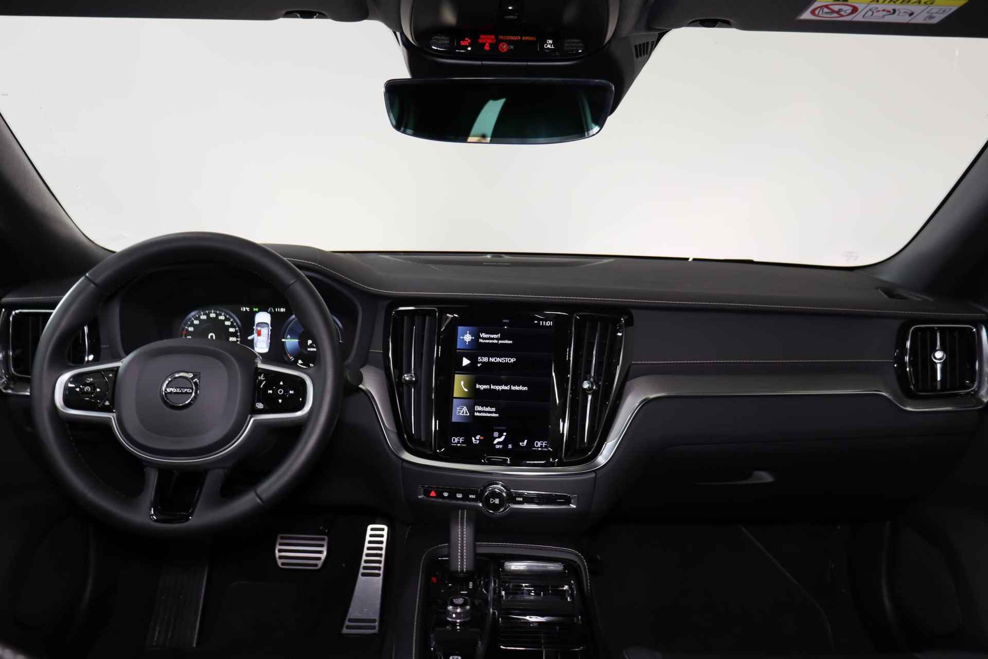 Volvo S60 Recharge T8 AWD R-Design - Panorama/schuifdak - IntelliSafe Assist & Surround - Harman/Kardon audio - Adaptieve LED koplampen - Parkeercamera achter - Verwarmde voorstoelen, stuur & achterbank - Parkeersensoren voor & achter - Elektr. bedienb. voorstoelen met geheugen - Standkachel - 19' LMV - 24/26