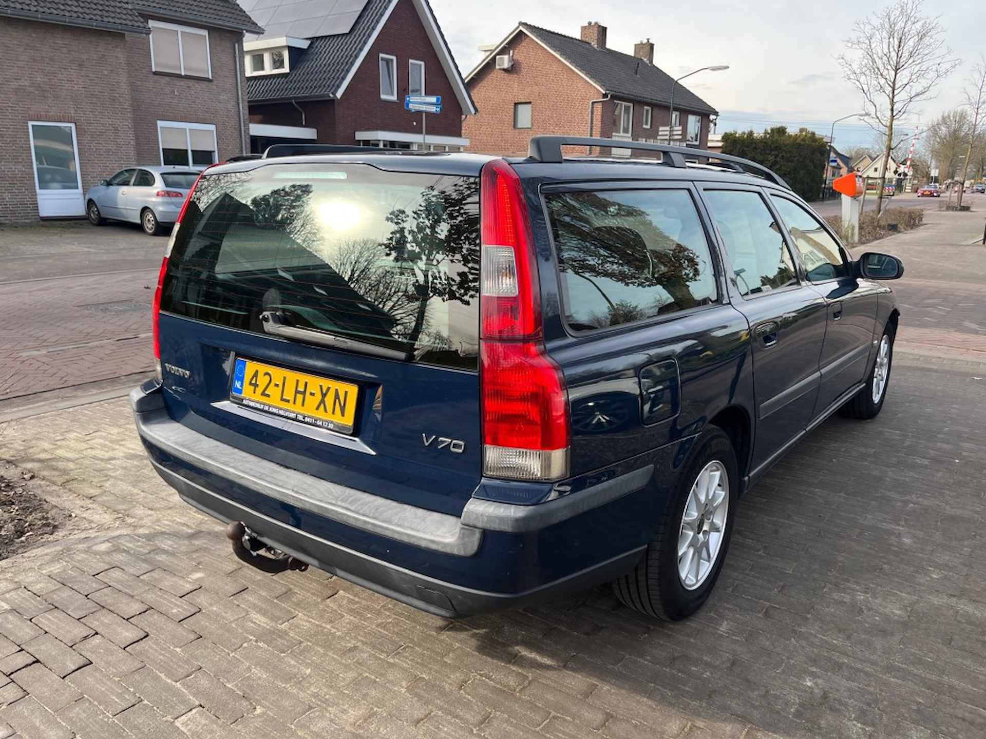 VOLVO V70 2.4 140PK / CRUISE CTR. / TREKHAAK / STOELVERW. / AIRCO-ECC - 6/17