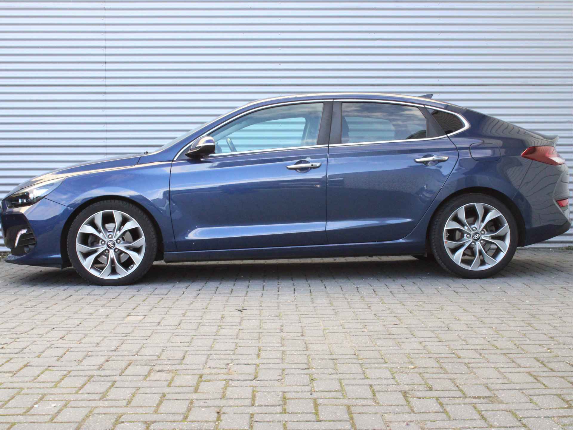 Hyundai i30 Fastback 1.4 T-GDI Premium Sky 140pk Automaat | Schuif-/Kanteldak | Vol-Leder | Navigatie | Elektr. Stoelen | Achteruitrijcamera - 3/23