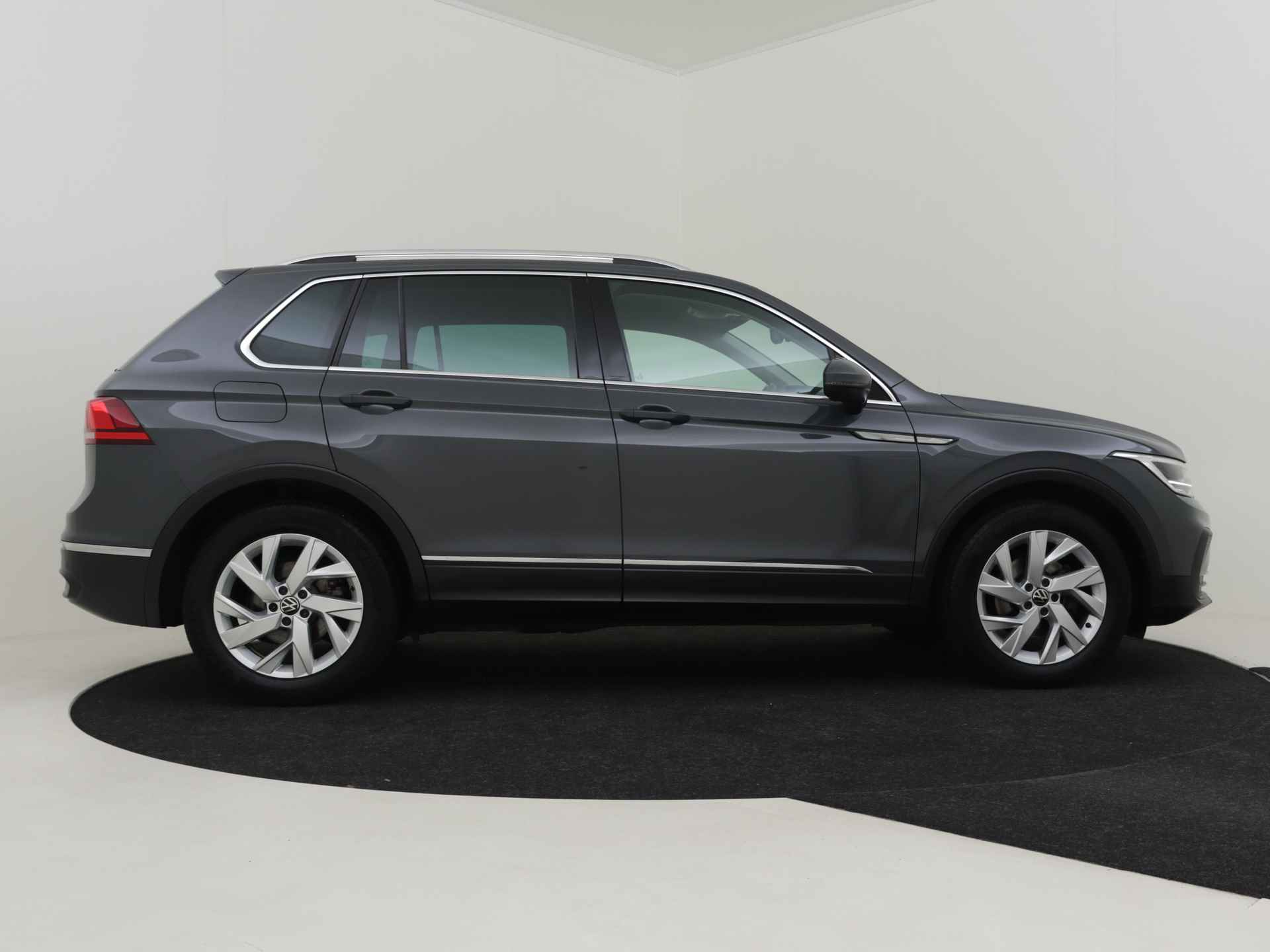 Volkswagen Tiguan Life Business 2.0 TDI 150pk DSG/Automaat | 100% Dealeronderhouden | Trekhaak Elektrisch uitklapbaar | Adaptive cruise control | - 22/45