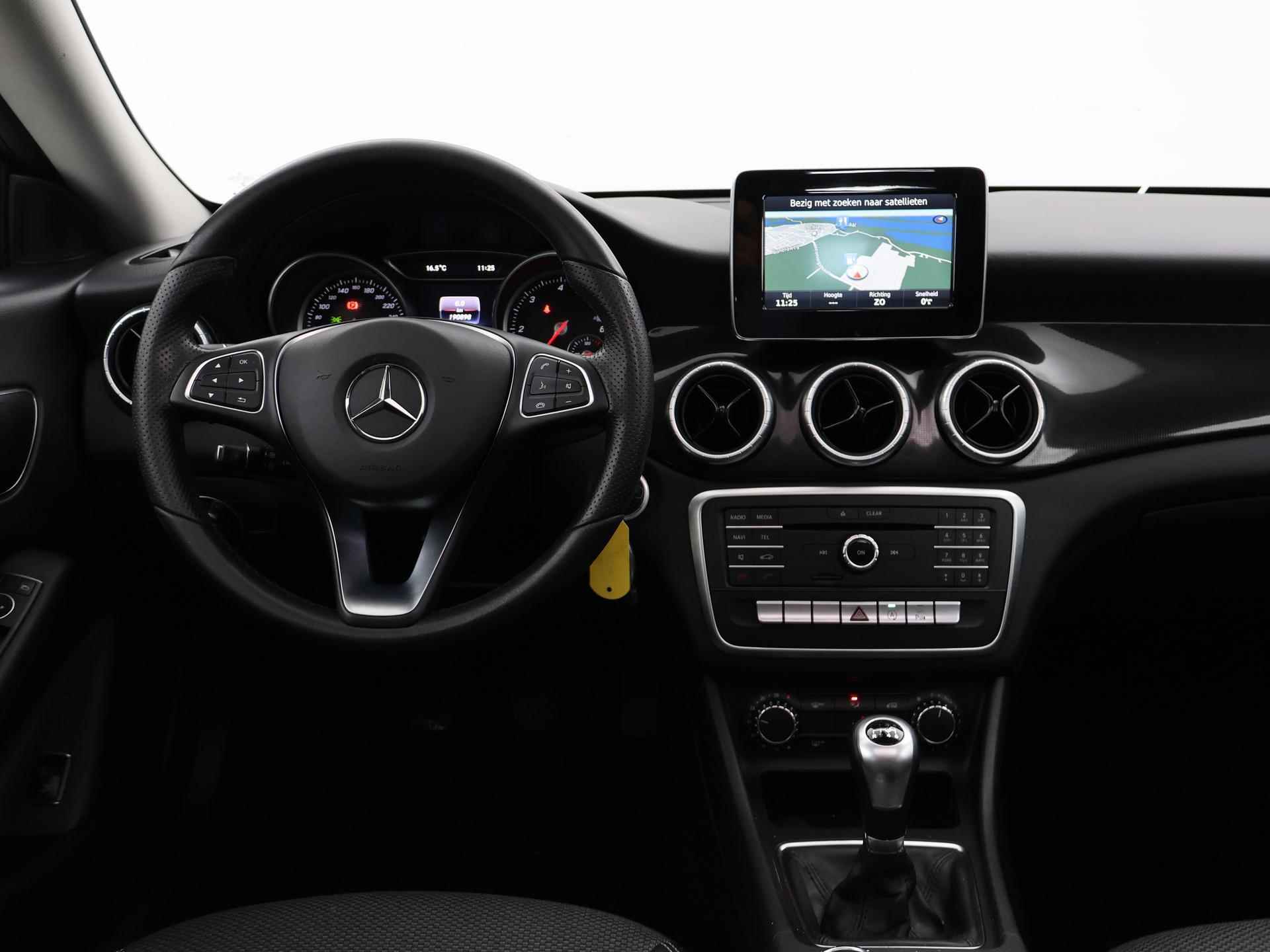 Mercedes-Benz CLA-klasse 180D AMBITION + PANORAMA / LED / NAVIGATIE - 4/37