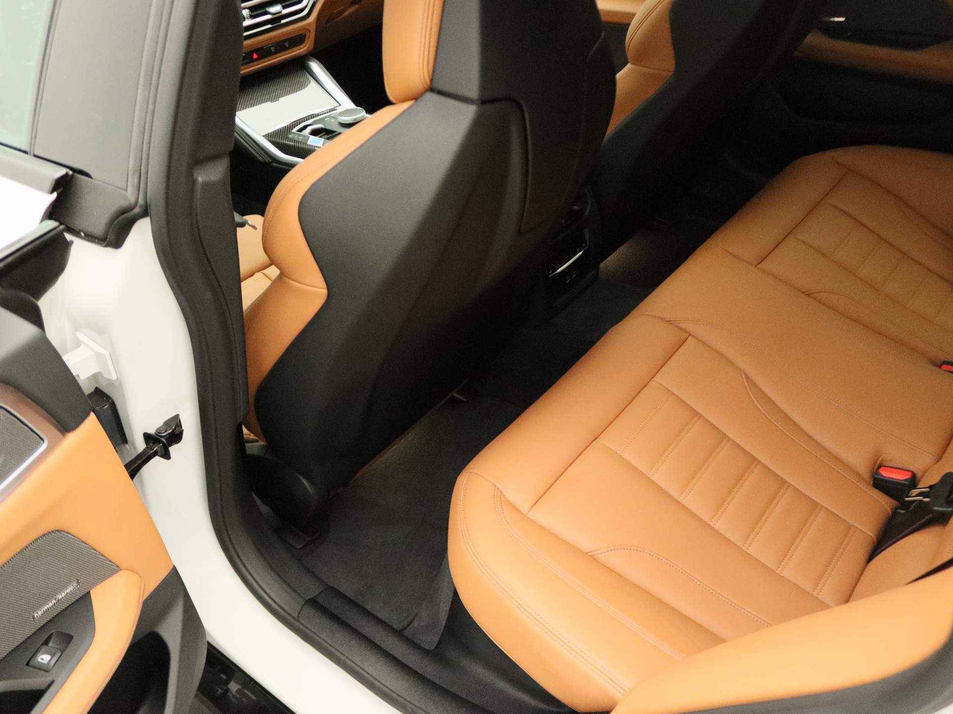 BMW i4 M50 High Executive M Sportpakket Pro 84kwh / Schuifdak / Harman Kardon / Elektrisch verstelbare stoelen / 19'' - 31/37