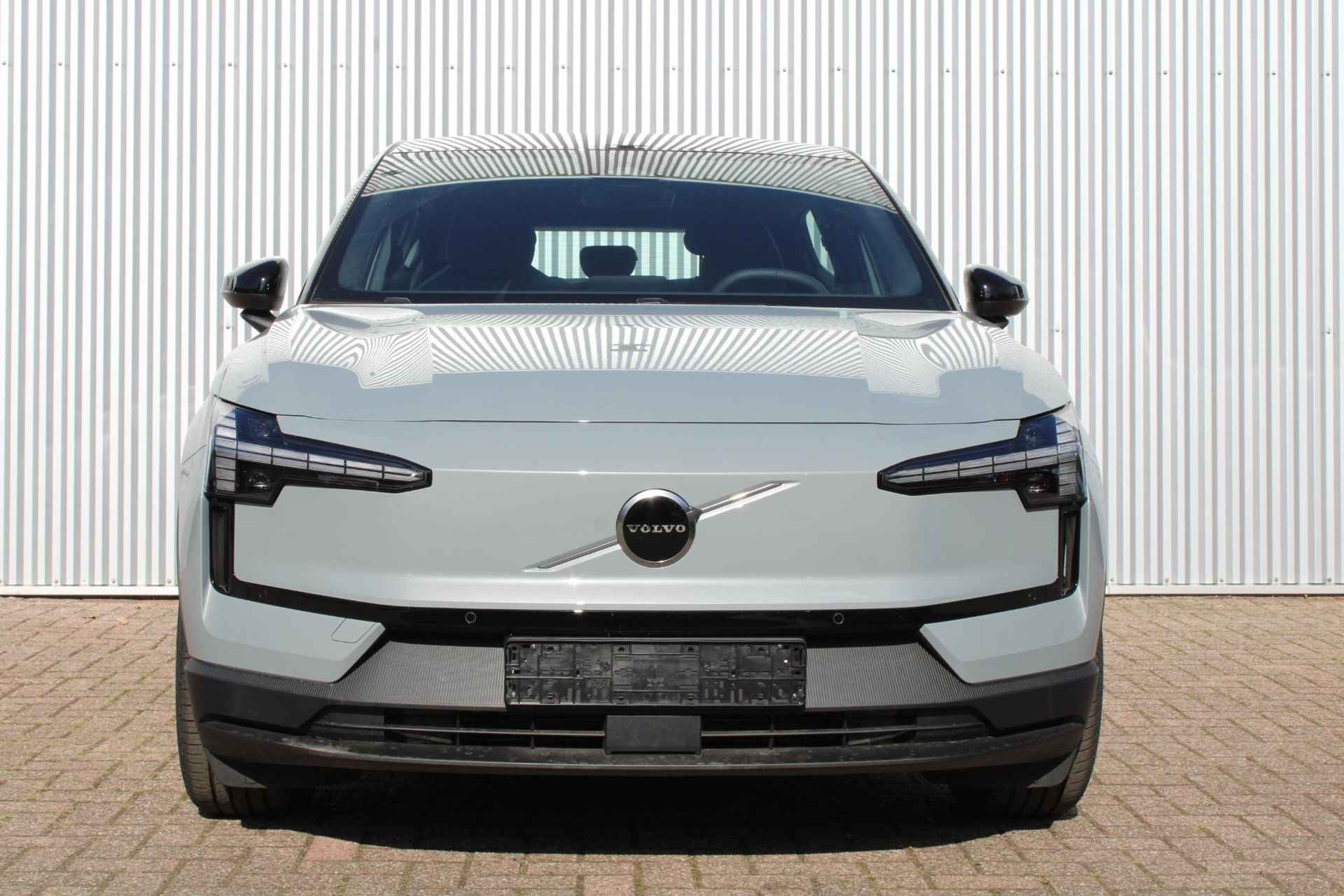 Volvo EX30 51kWh Plus, Google navigatie, Stoelverwarming, Stuurwiel verwarming, Achteruitrijcamera, Apple Carplay, Elektrisch bedienbare achterklep, DAB radio, Harman/Kardon premium audio, 18" lichtmetalen velgen - 2/14