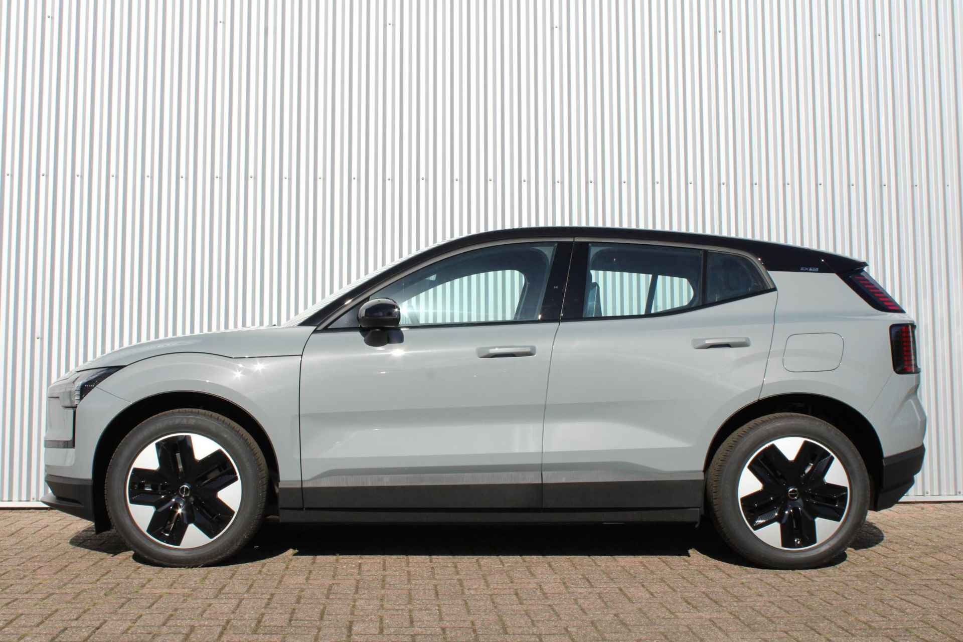 Volvo EX30 51kWh Plus, Google navigatie, Stoelverwarming, Stuurwiel verwarming, Achteruitrijcamera, Apple Carplay, Elektrisch bedienbare achterklep, DAB radio, Harman/Kardon premium audio, 18" lichtmetalen velgen - 4/14