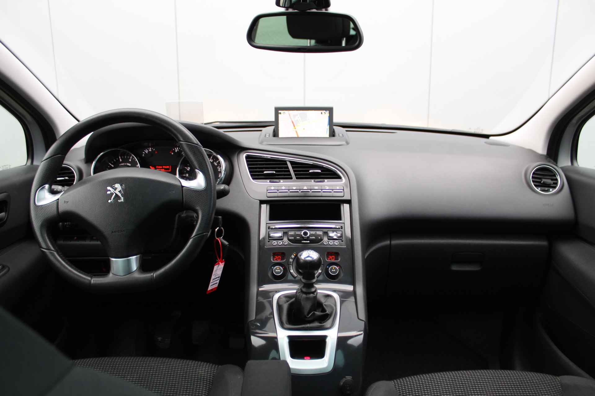 Peugeot 5008 1.6 THP Allure Trekhaak - Panoramadak met jalousie - Head-Up disp. - Navigatie Parkeer sensoren v+a - 17 Inch L.M. velgen - 11/47