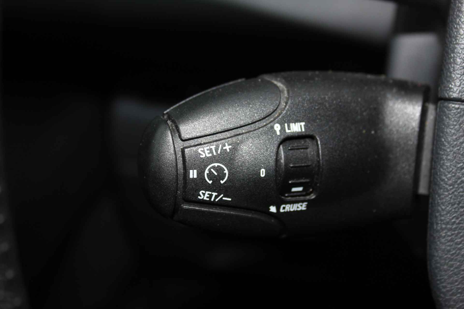 Peugeot 5008 1.6 THP Allure Trekhaak - Panoramadak met jalousie - Head-Up disp. - Navigatie Parkeer sensoren v+a - 17 Inch L.M. velgen - 15/47