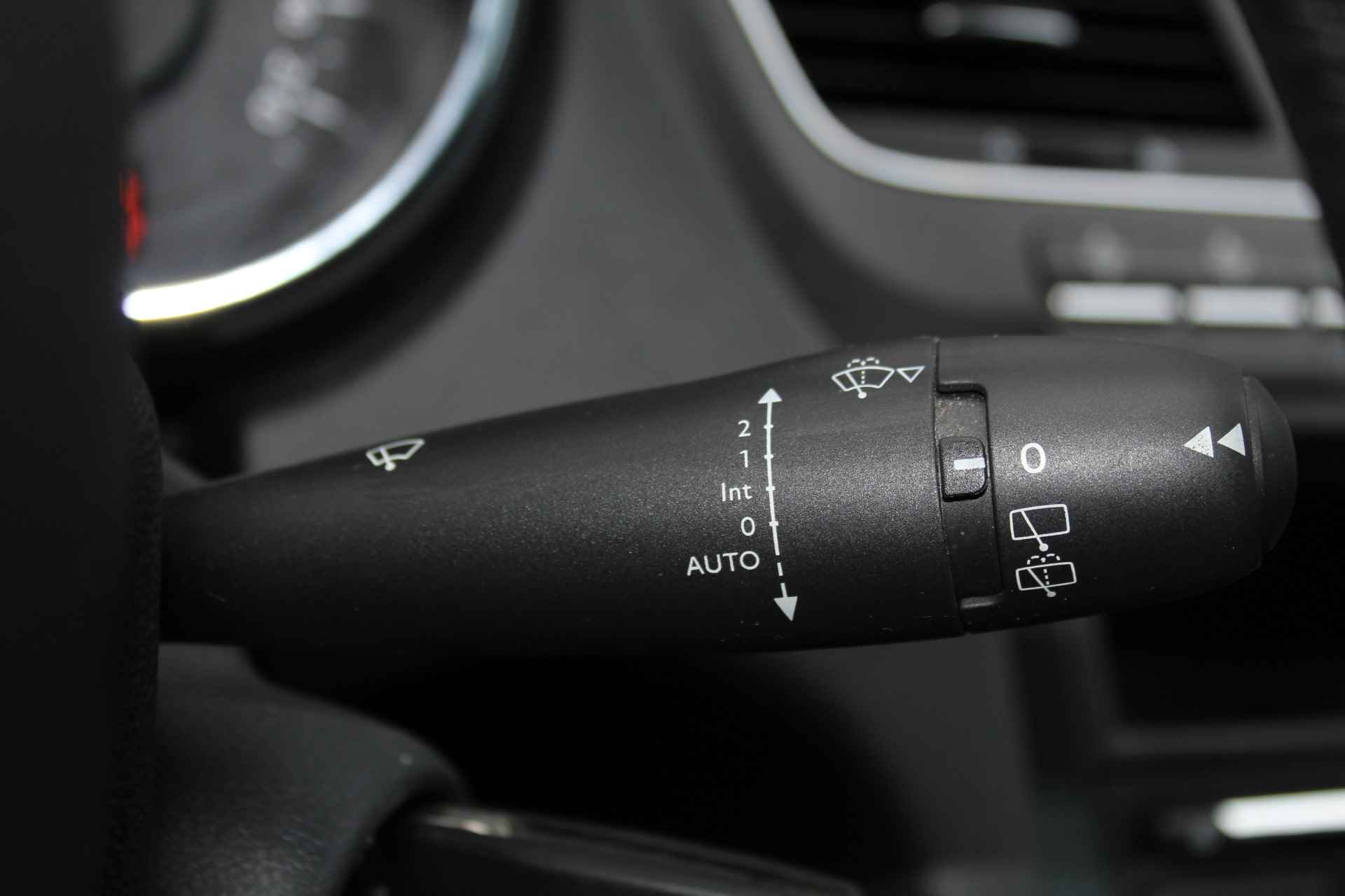 Peugeot 5008 1.6 THP Allure Trekhaak - Panoramadak met jalousie - Head-Up disp. - Navigatie Parkeer sensoren v+a - 17 Inch L.M. velgen - 16/47