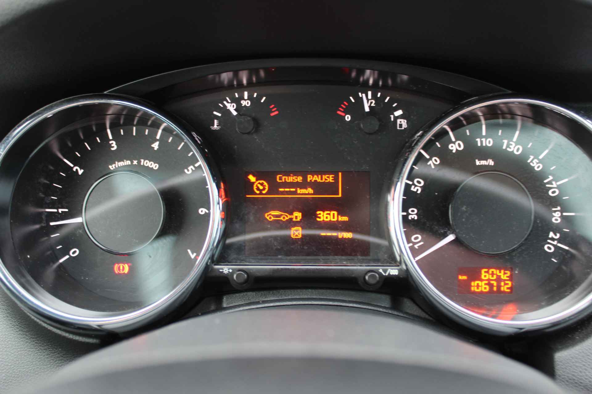 Peugeot 5008 1.6 THP Allure Trekhaak - Panoramadak met jalousie - Head-Up disp. - Navigatie Parkeer sensoren v+a - 17 Inch L.M. velgen - 18/47