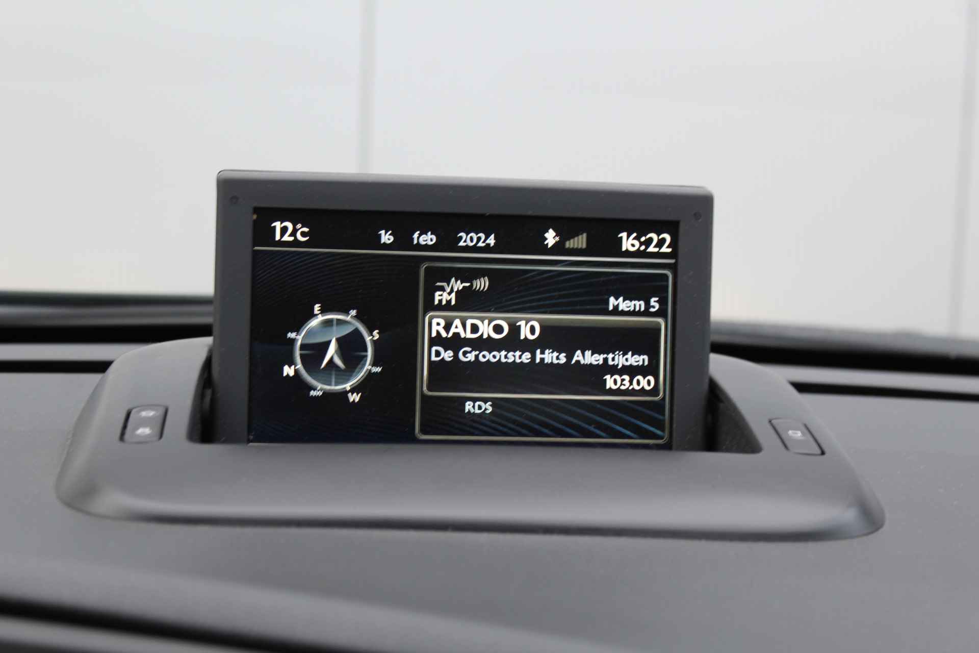 Peugeot 5008 1.6 THP Allure Trekhaak - Panoramadak met jalousie - Head-Up disp. - Navigatie Parkeer sensoren v+a - 17 Inch L.M. velgen - 23/47