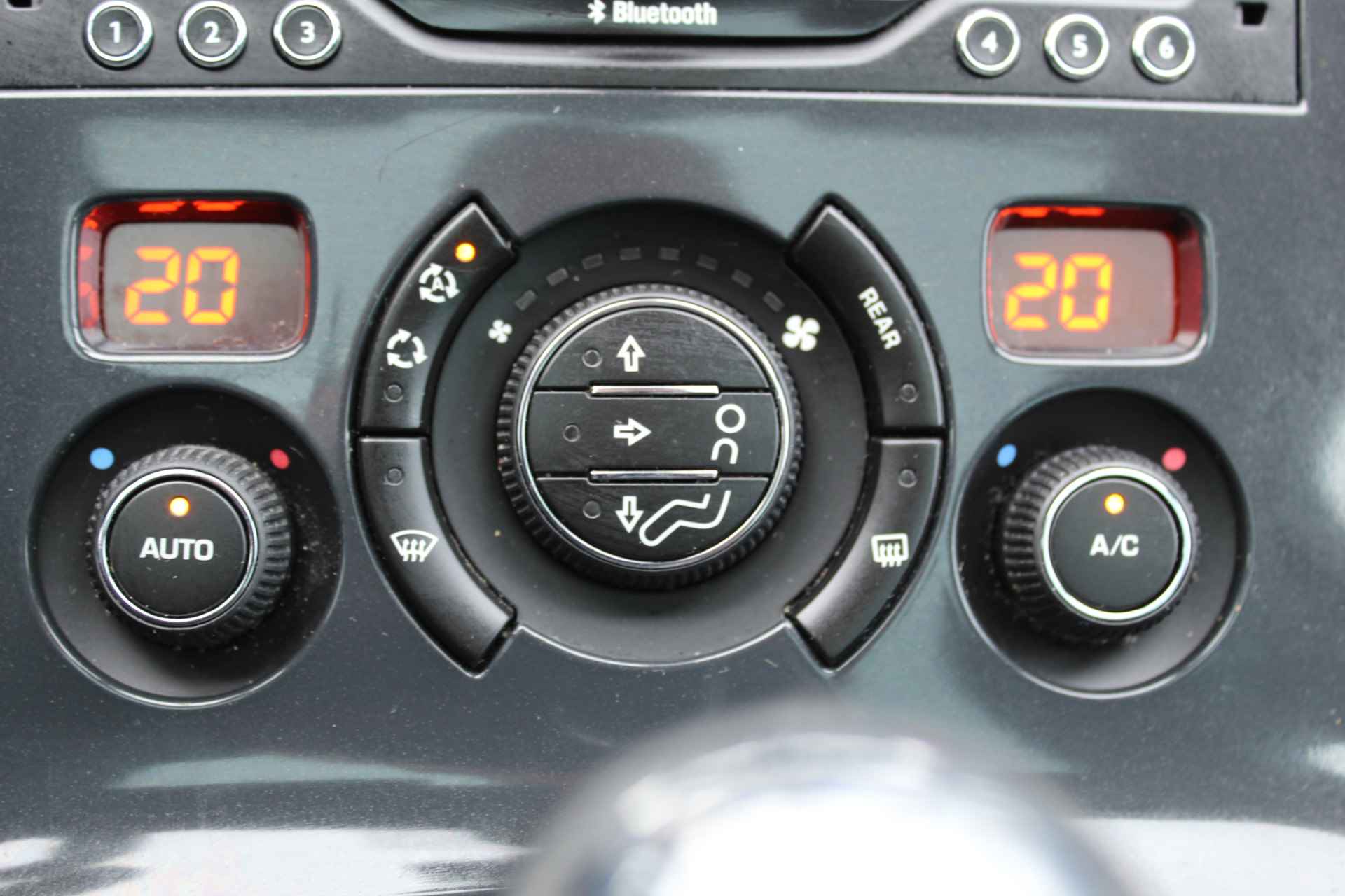 Peugeot 5008 1.6 THP Allure Trekhaak - Panoramadak met jalousie - Head-Up disp. - Navigatie Parkeer sensoren v+a - 17 Inch L.M. velgen - 26/47