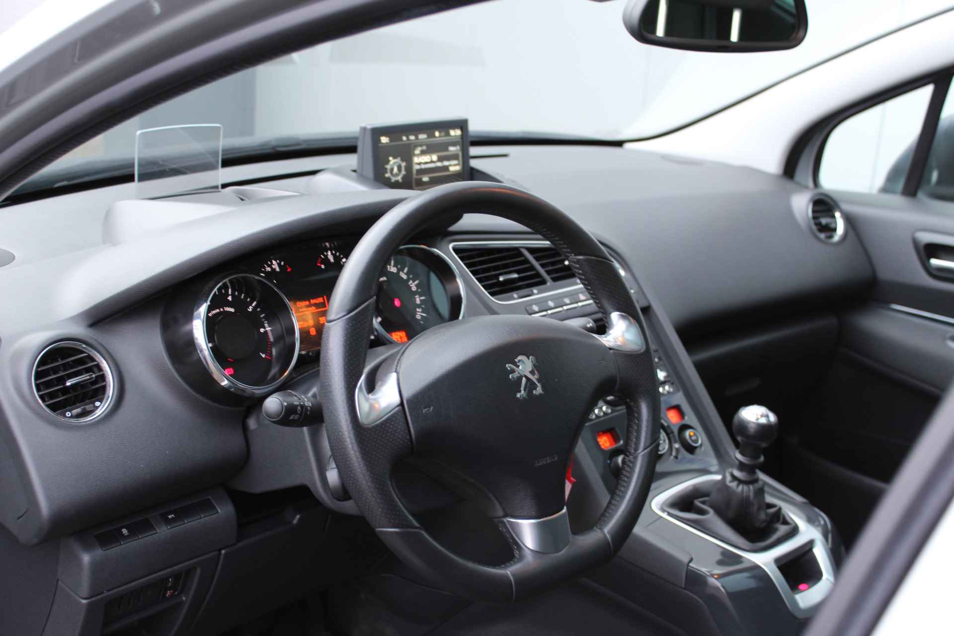 Peugeot 5008 1.6 THP Allure Trekhaak - Panoramadak met jalousie - Head-Up disp. - Navigatie Parkeer sensoren v+a - 17 Inch L.M. velgen - 29/47