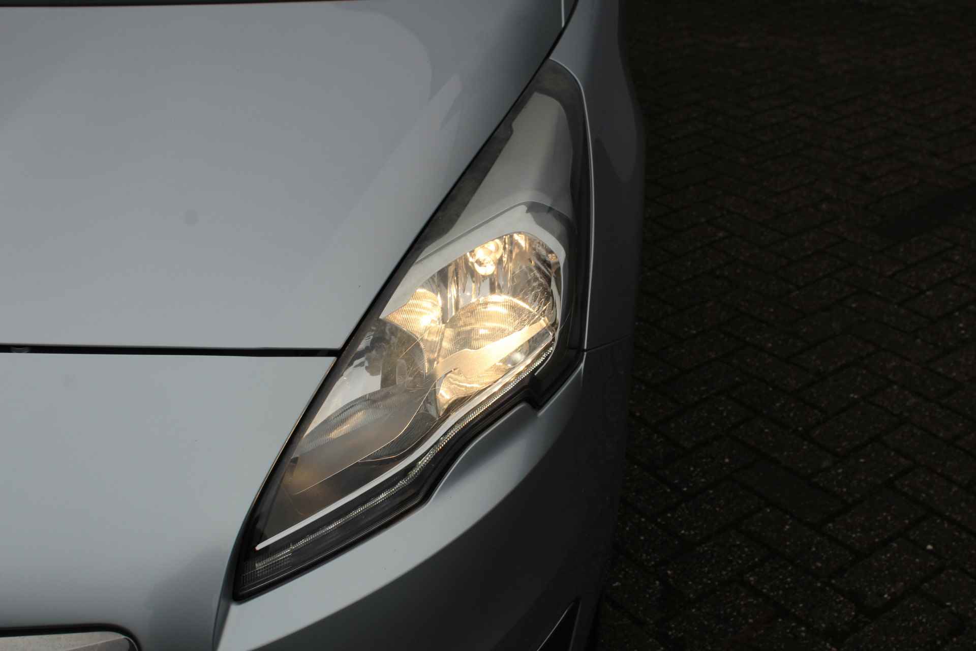 Peugeot 5008 1.6 THP Allure Trekhaak - Panoramadak met jalousie - Head-Up disp. - Navigatie Parkeer sensoren v+a - 17 Inch L.M. velgen - 41/47
