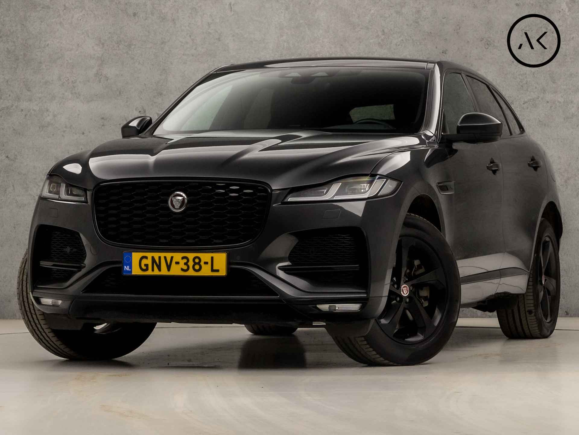 Jaguar F-Pace 2.0 P400e PHEV R-Dynamic Black Pack 404Pk Automaat (APPLE CARPLAY, GROOT NAVI, MERIDIAN AUDIO, 360 CAMERA, LEDEREN SPORTSTOELEN, ZWART HEMEL, GETINT GLAS, ELEK ACHTERKLEP, NIEUWSTAAT) - 1/40