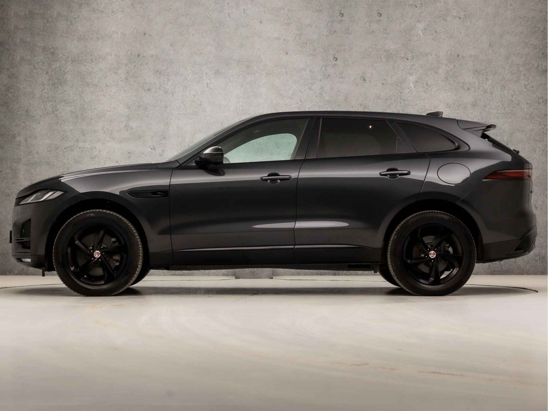 Jaguar F-Pace 2.0 P400e PHEV R-Dynamic Black Pack 404Pk Automaat (APPLE CARPLAY, GROOT NAVI, MERIDIAN AUDIO, 360 CAMERA, LEDEREN SPORTSTOELEN, ZWART HEMEL, GETINT GLAS, ELEK ACHTERKLEP, NIEUWSTAAT) - 2/40