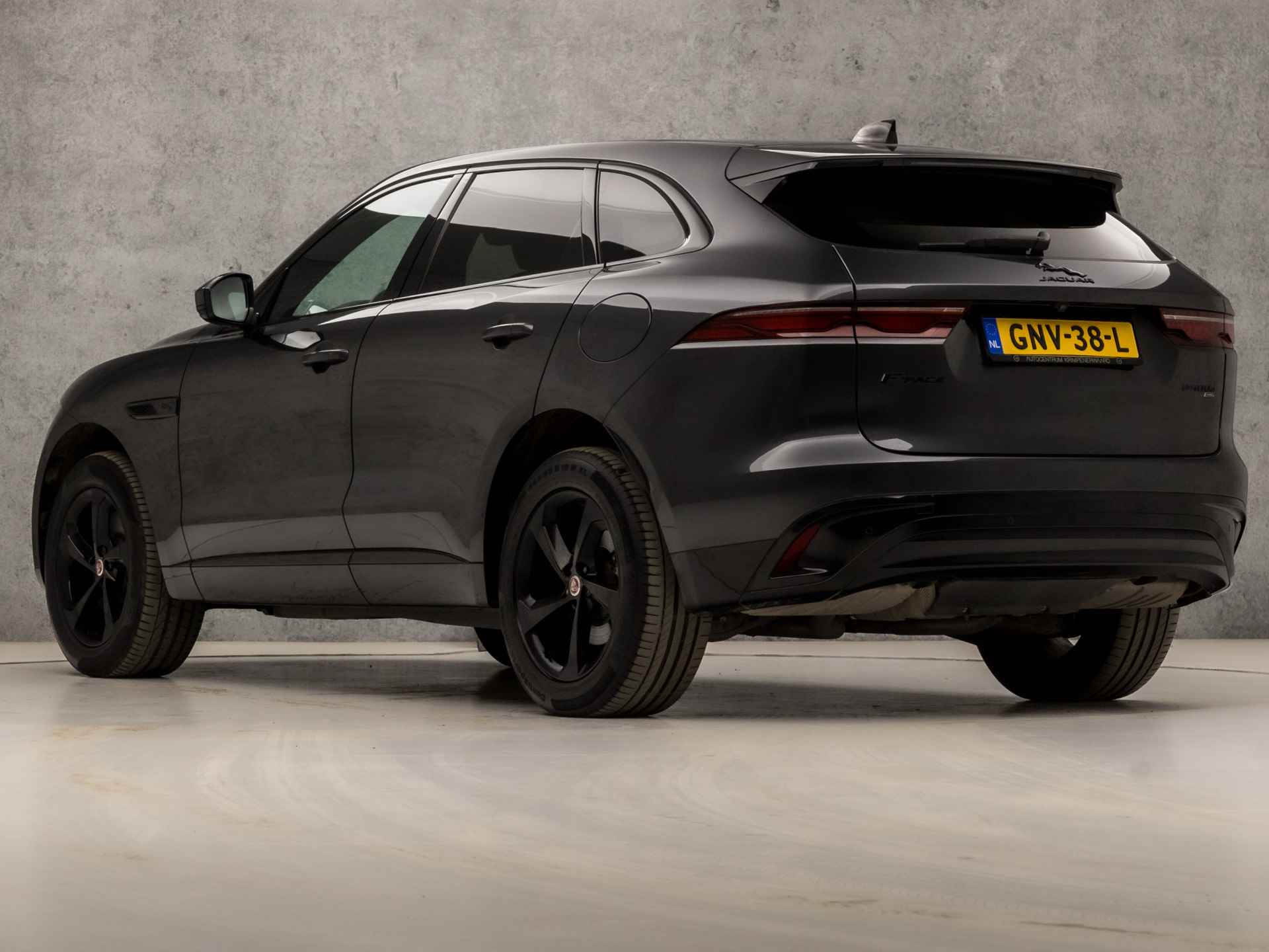 Jaguar F-Pace 2.0 P400e PHEV R-Dynamic Black Pack 404Pk Automaat (APPLE CARPLAY, GROOT NAVI, MERIDIAN AUDIO, 360 CAMERA, LEDEREN SPORTSTOELEN, ZWART HEMEL, GETINT GLAS, ELEK ACHTERKLEP, NIEUWSTAAT) - 3/40