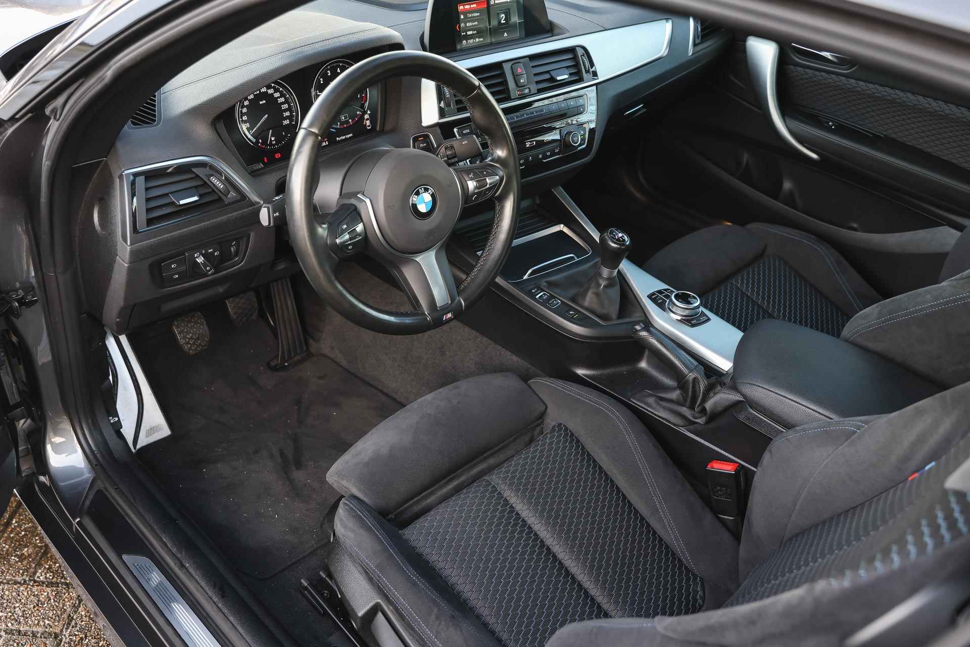BMW 2 Serie Coupé 218i Executive M Sport / Sportstoelen / Stoelverwarming / LED / Cruise Control / PDC / Harman Kardon / Navigatie / Airconditioning - 8/28