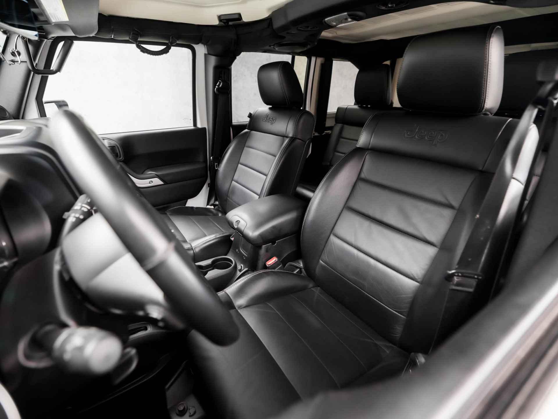 Jeep Wrangler Unlimited 2.8 CRD 70th Anniversary 200Pk Automaat (NAVIGATIE, CLIMATE, LEDEREN SPORTSTOELEN, STOELVERWARMING, TREKHAAK, GETINT GLAS, LED KOPLAMPEN, TREEPLANKEN, NIEUWSTAAT) - 14/45