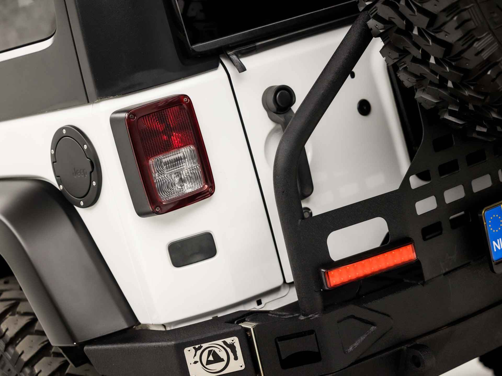 Jeep Wrangler Unlimited 2.8 CRD 70th Anniversary 200Pk Automaat (NAVIGATIE, CLIMATE, LEDEREN SPORTSTOELEN, STOELVERWARMING, TREKHAAK, GETINT GLAS, LED KOPLAMPEN, TREEPLANKEN, NIEUWSTAAT) - 16/45