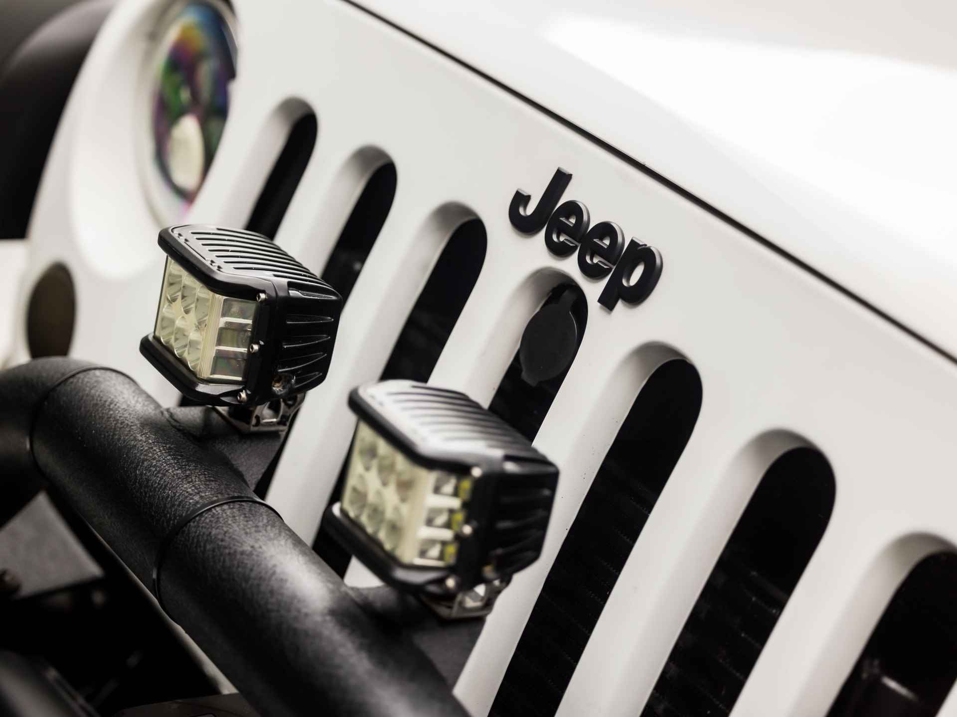 Jeep Wrangler Unlimited 2.8 CRD 70th Anniversary 200Pk Automaat (NAVIGATIE, CLIMATE, LEDEREN SPORTSTOELEN, STOELVERWARMING, TREKHAAK, GETINT GLAS, LED KOPLAMPEN, TREEPLANKEN, NIEUWSTAAT) - 32/45