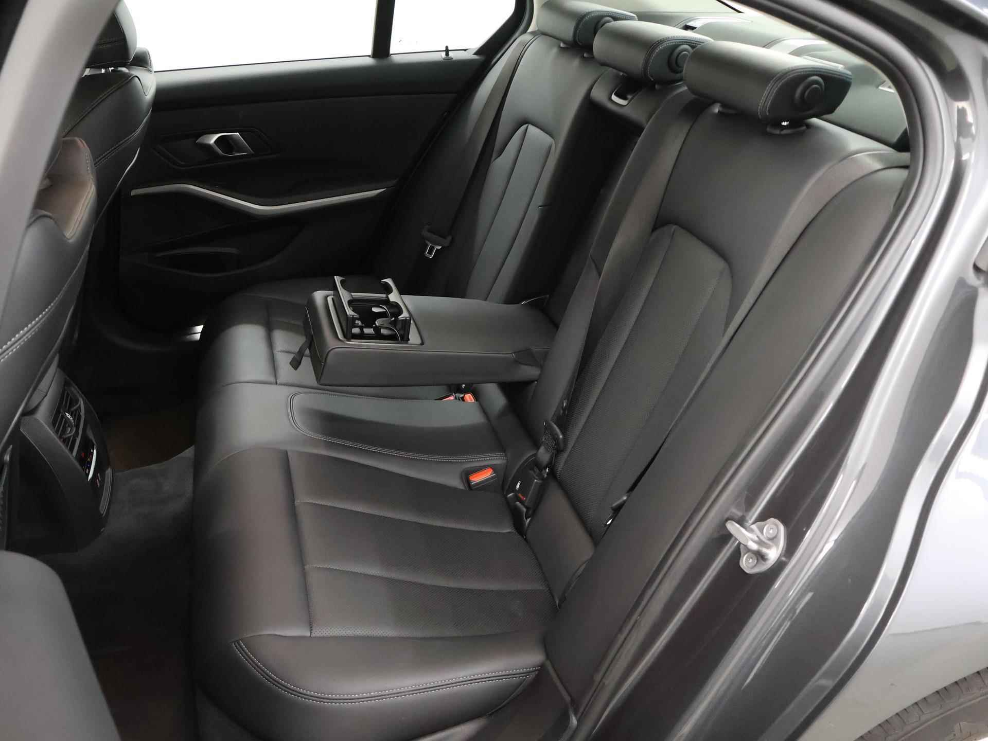 BMW 3-serie 318i Business Edition Plus | Sportstoelen | Leder | Navigatie | Parkeercamera | Stoelverwarming | Cruise Control | - 11/39