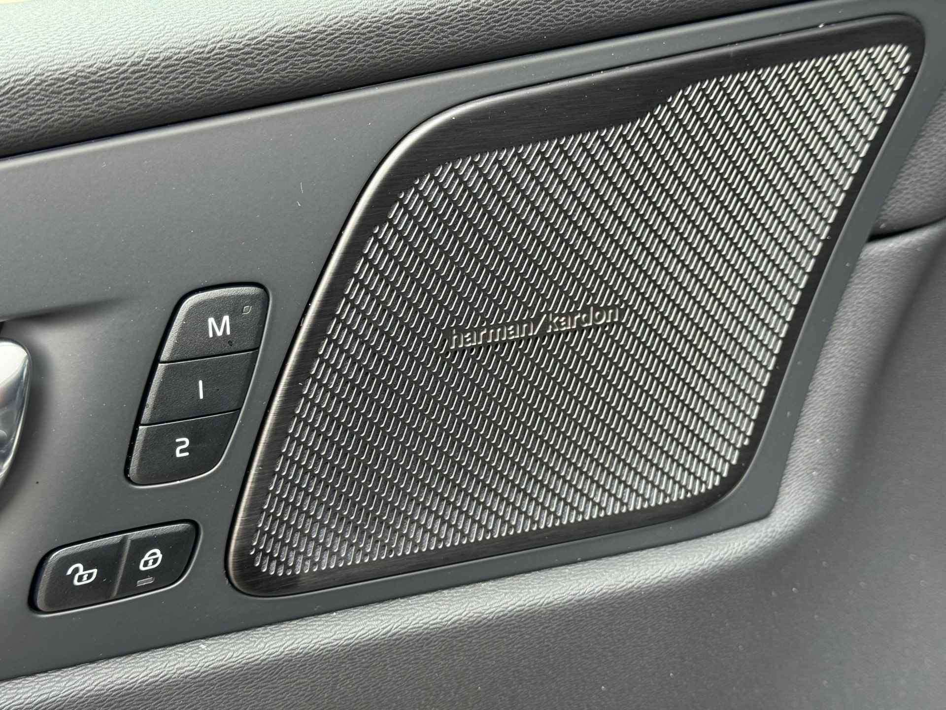 Volvo XC60 2.0 Recharge T6 AWD Plus Dark | Luchtvering | Harman/Kardon | Stoelverwarming | Trekhaak | - 14/22