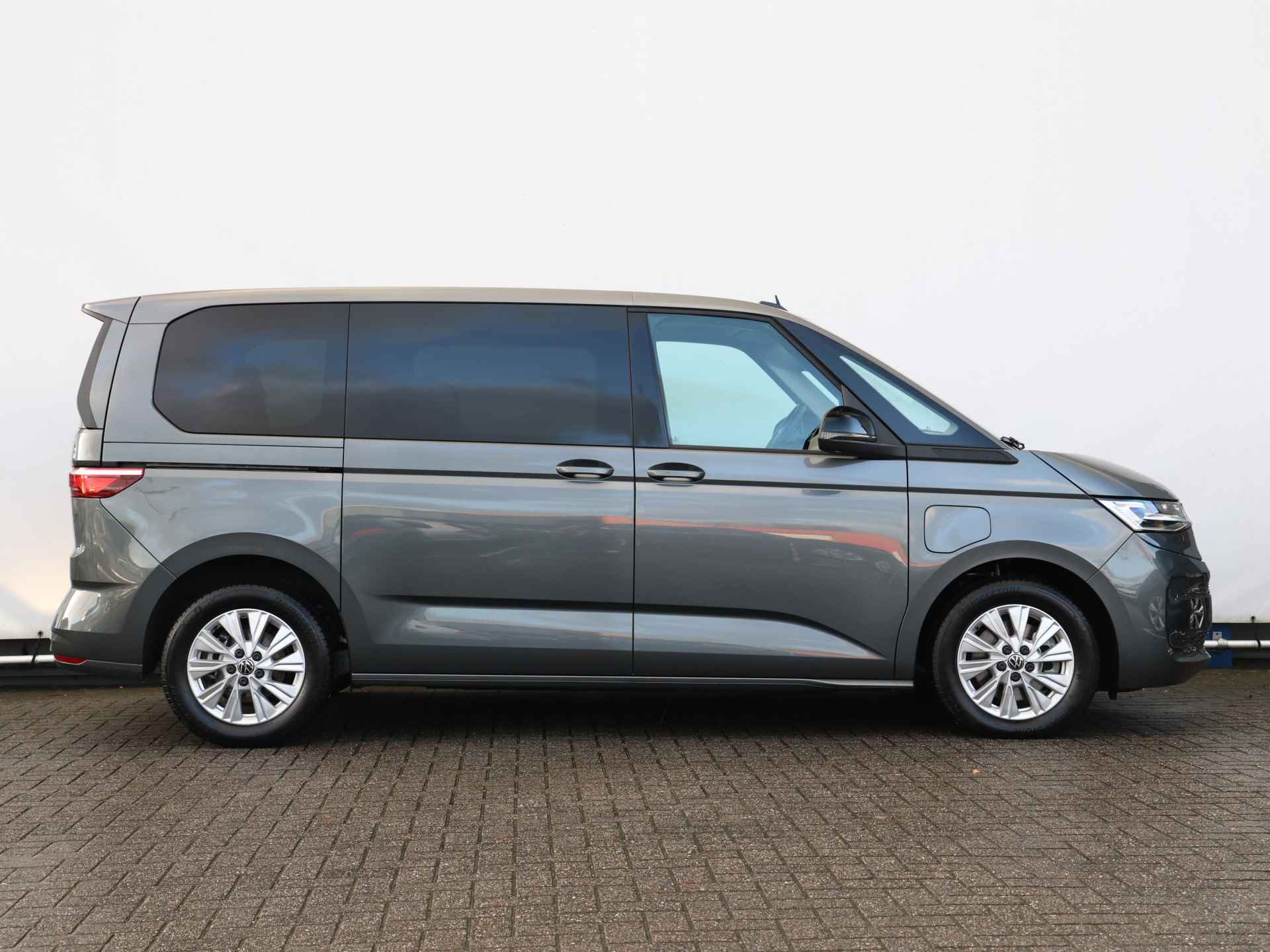 Volkswagen Multivan 1.4 eHybrid L1H1 218pk DSG | LED Matrix | 7 Persoons I Keyless | Elektrische achterklep - 2/48