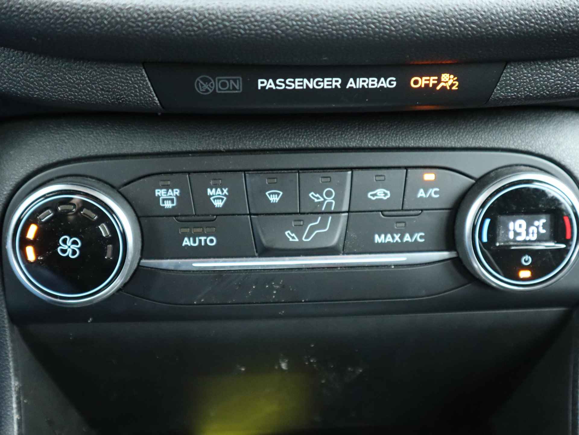 Ford Fiesta 1.0 EcoBoost Titanium 100PK | Camera | Navigatie | Parkeersensoren | Climate Control | Cruise Control | Apple CarPlay / Android Auto - 29/37