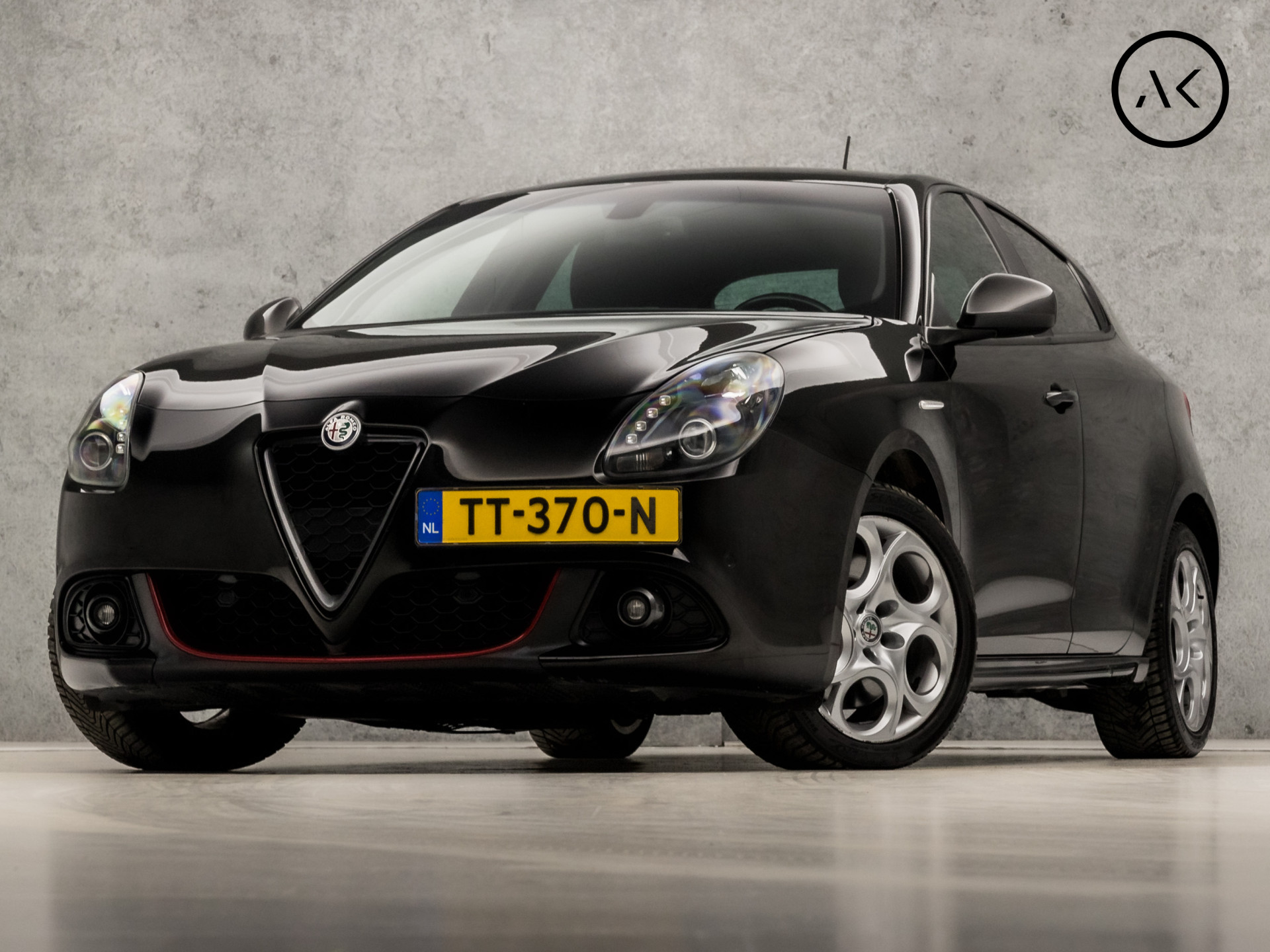 Alfa Romeo Giulietta 1.4 Turbo Super Sport 170Pk Automaat (NAVIGATIE, RODE STIKSELS, ALCANTARA, SPORTSTOELEN, ZWART HEMEL, XENON, GETINT GLAS, BLUETOOTH, RODE REMKLAUWEN, NIEUWSTAAT)