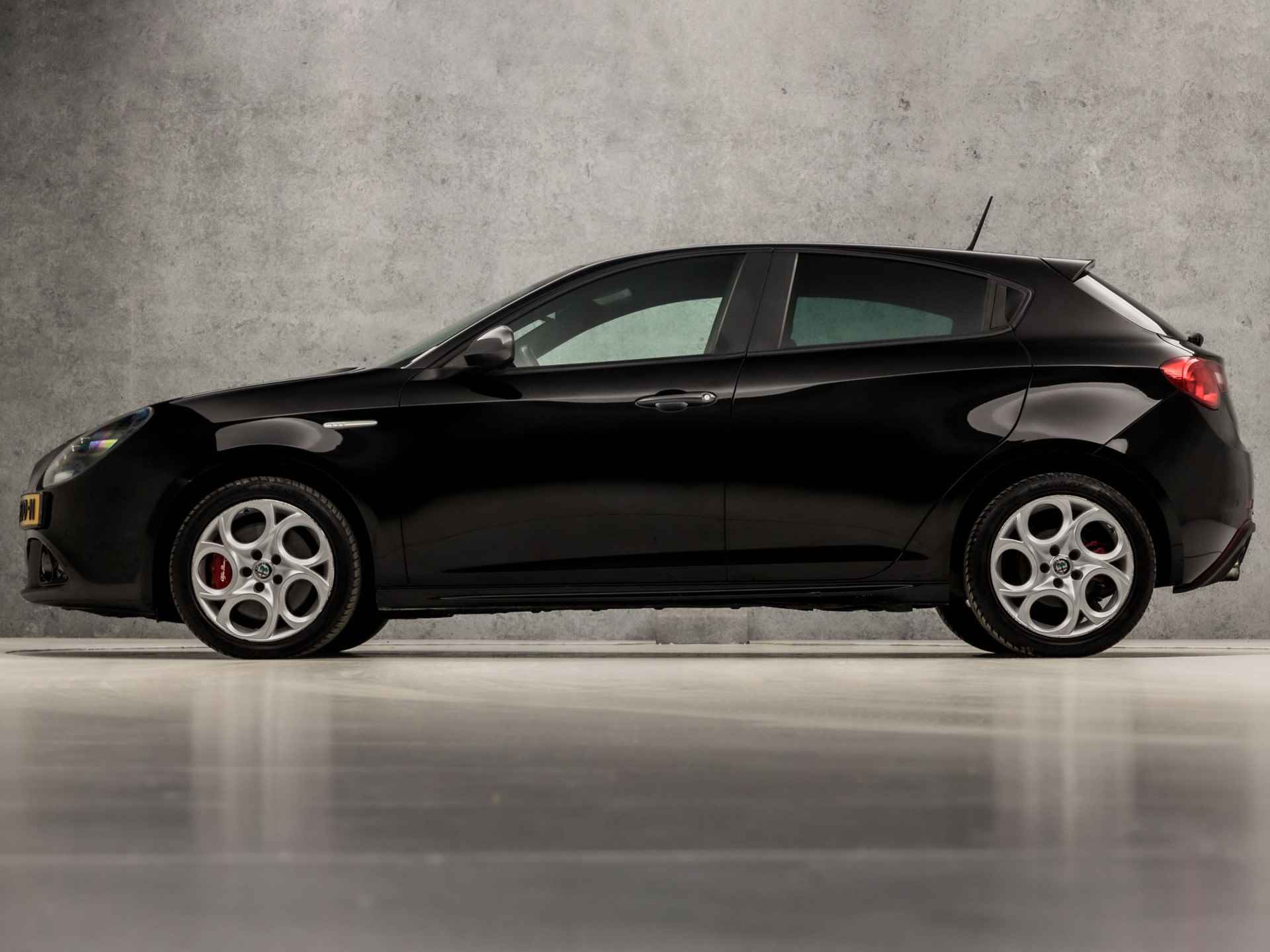 Alfa Romeo Giulietta 1.4 Turbo Super Sport 170Pk Automaat (NAVIGATIE, RODE STIKSELS, ALCANTARA, SPORTSTOELEN, ZWART HEMEL, XENON, GETINT GLAS, BLUETOOTH, RODE REMKLAUWEN, NIEUWSTAAT) - 2/31