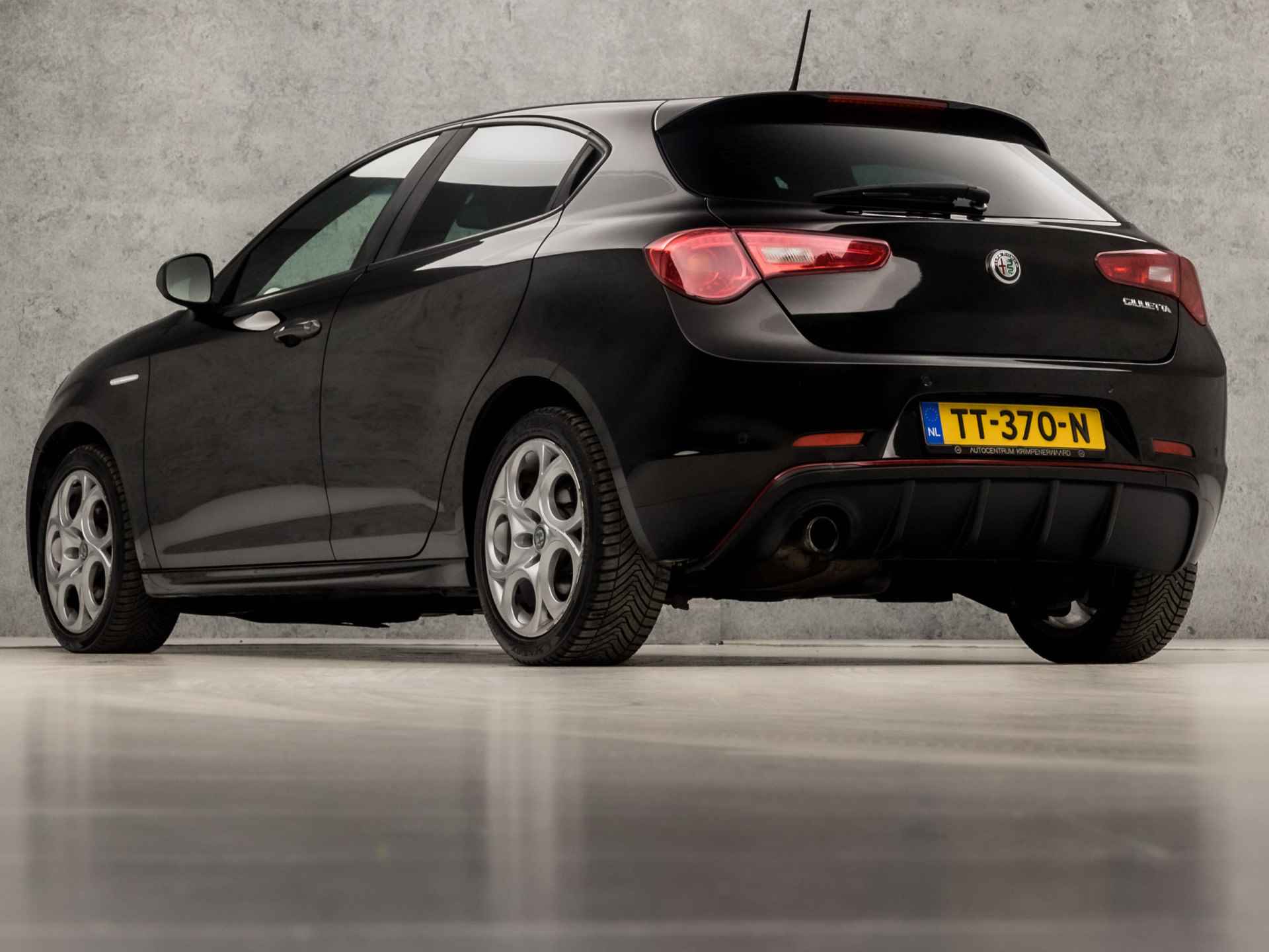 Alfa Romeo Giulietta 1.4 Turbo Super Sport 170Pk Automaat (NAVIGATIE, RODE STIKSELS, ALCANTARA, SPORTSTOELEN, ZWART HEMEL, XENON, GETINT GLAS, BLUETOOTH, RODE REMKLAUWEN, NIEUWSTAAT) - 3/31