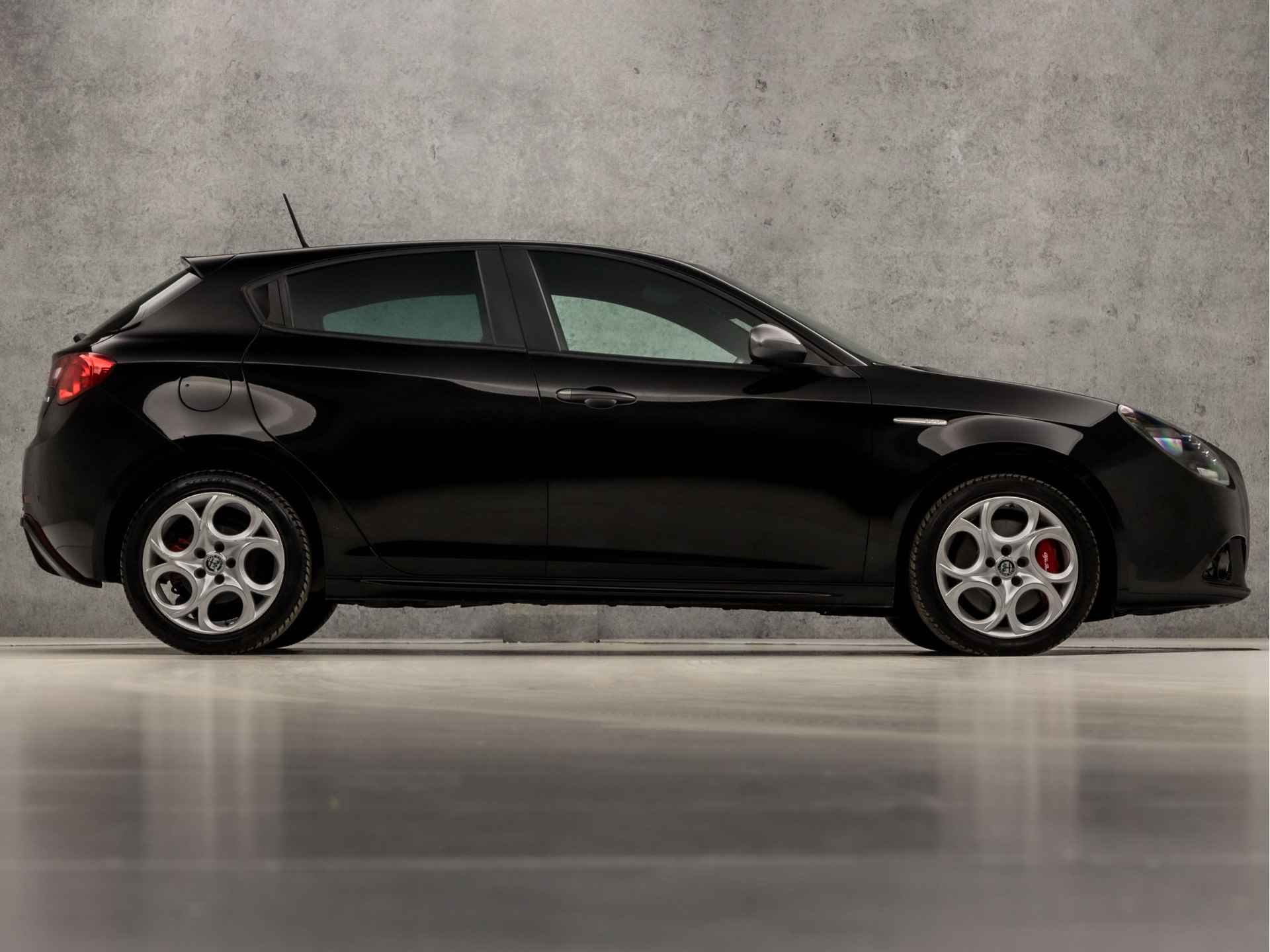 Alfa Romeo Giulietta 1.4 Turbo Super Sport 170Pk Automaat (NAVIGATIE, RODE STIKSELS, ALCANTARA, SPORTSTOELEN, ZWART HEMEL, XENON, GETINT GLAS, BLUETOOTH, RODE REMKLAUWEN, NIEUWSTAAT) - 4/31