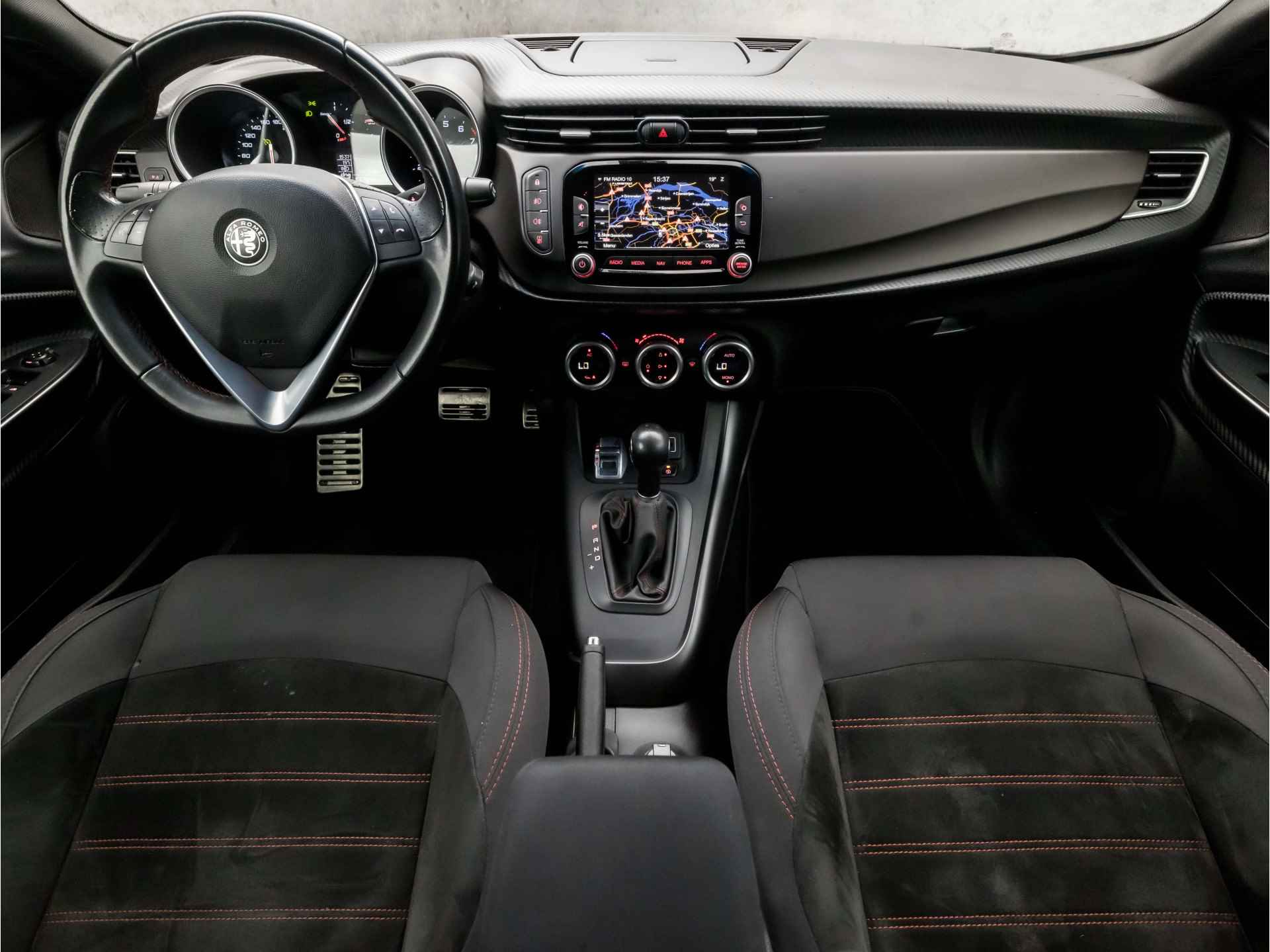 Alfa Romeo Giulietta 1.4 Turbo Super Sport 170Pk Automaat (NAVIGATIE, RODE STIKSELS, ALCANTARA, SPORTSTOELEN, ZWART HEMEL, XENON, GETINT GLAS, BLUETOOTH, RODE REMKLAUWEN, NIEUWSTAAT) - 6/31