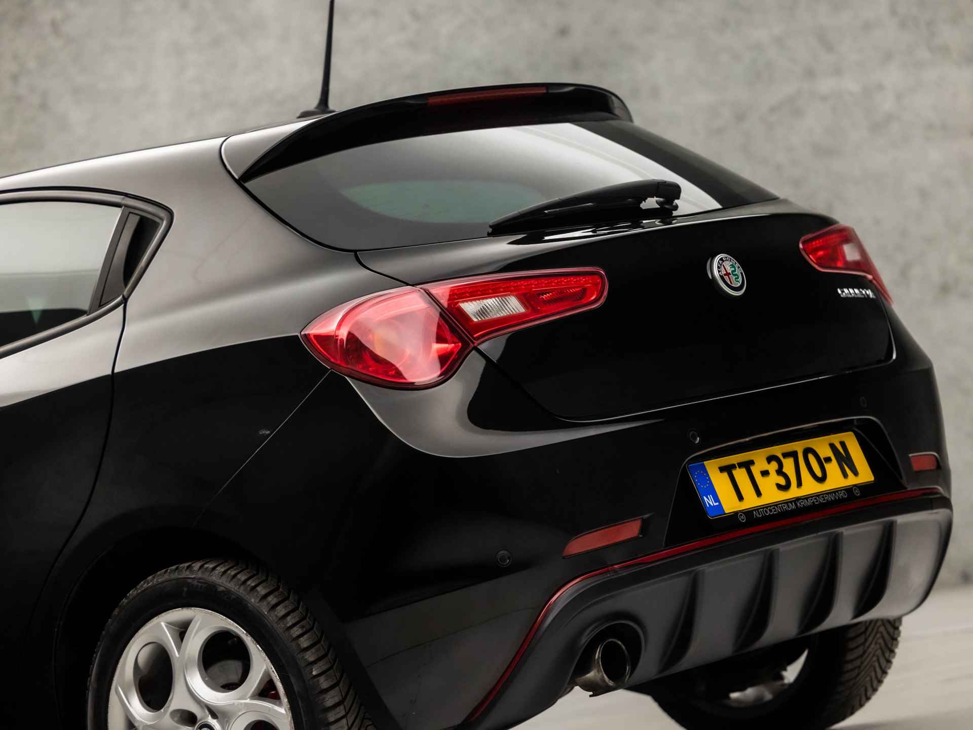 Alfa Romeo Giulietta 1.4 Turbo Super Sport 170Pk Automaat (NAVIGATIE, RODE STIKSELS, ALCANTARA, SPORTSTOELEN, ZWART HEMEL, XENON, GETINT GLAS, BLUETOOTH, RODE REMKLAUWEN, NIEUWSTAAT) - 17/31