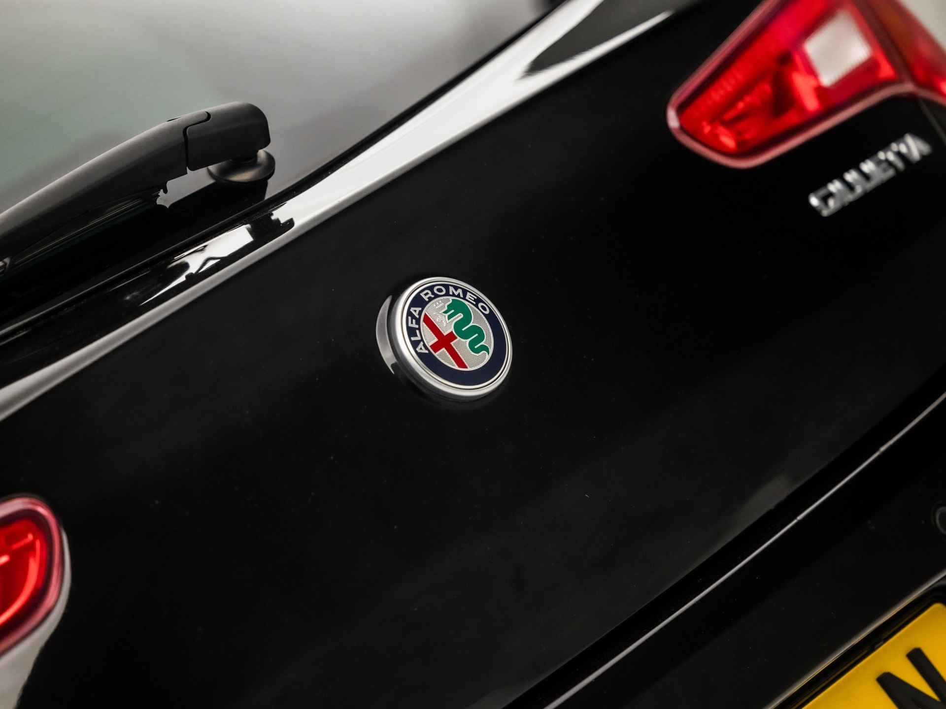 Alfa Romeo Giulietta 1.4 Turbo Super Sport 170Pk Automaat (NAVIGATIE, RODE STIKSELS, ALCANTARA, SPORTSTOELEN, ZWART HEMEL, XENON, GETINT GLAS, BLUETOOTH, RODE REMKLAUWEN, NIEUWSTAAT) - 26/31