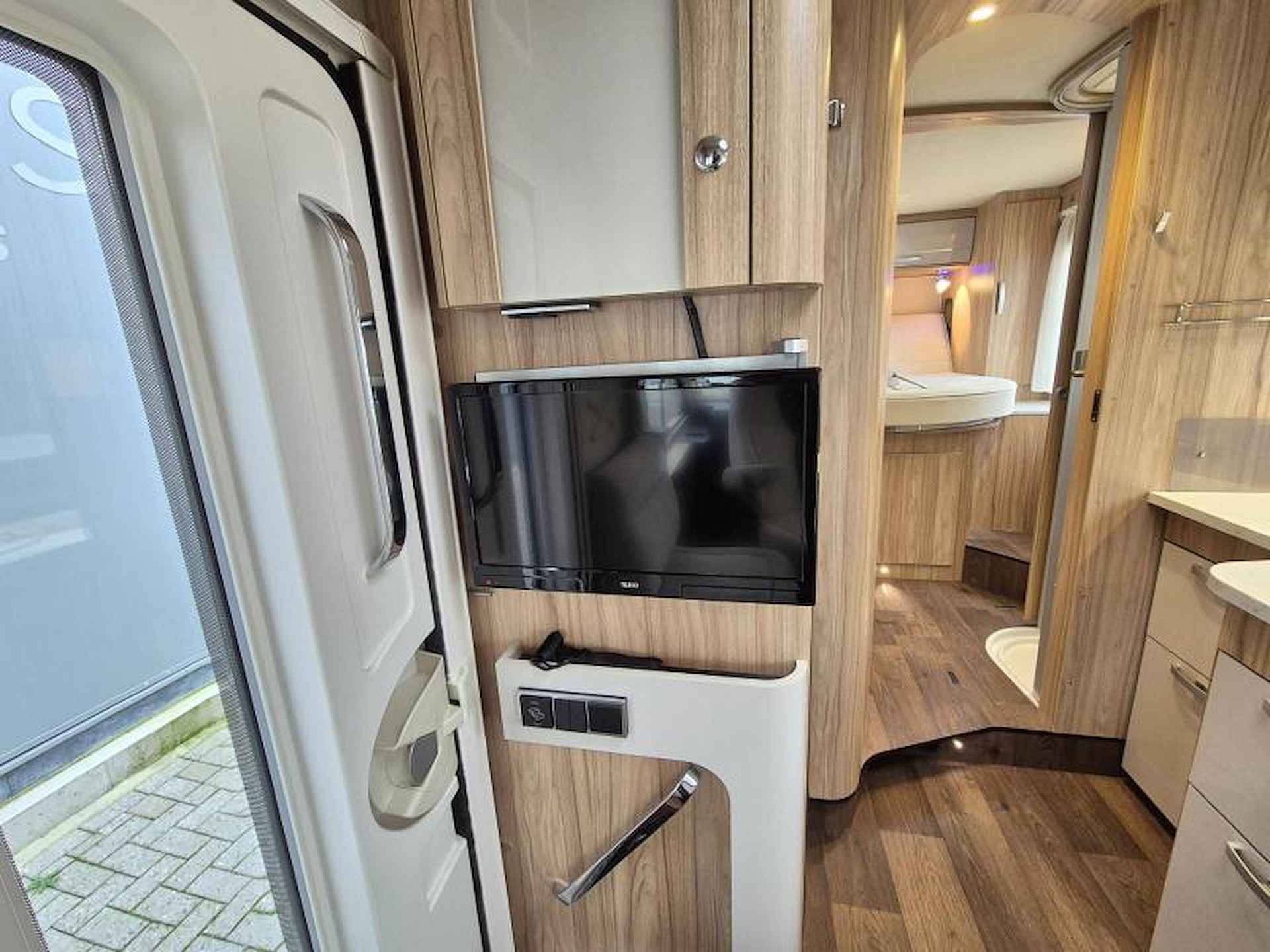 Hymer B698  Queensbed luchtvering - 8/19