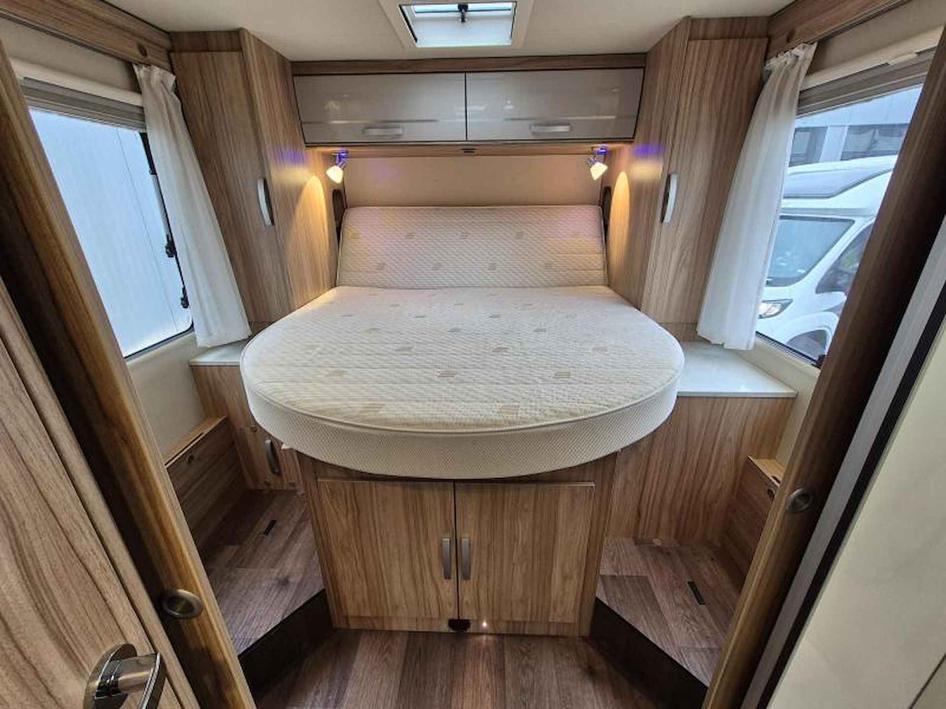 Hymer B698  Queensbed luchtvering - 12/19