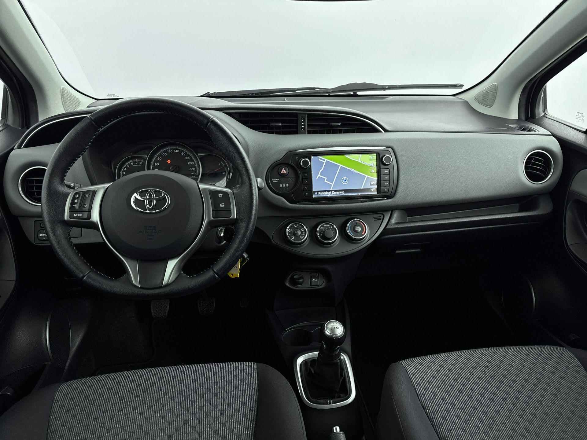 Toyota Yaris 1.0 VVT-i Aspiration | Navigatie | Camera | All Season banden | Airco | - 11/30