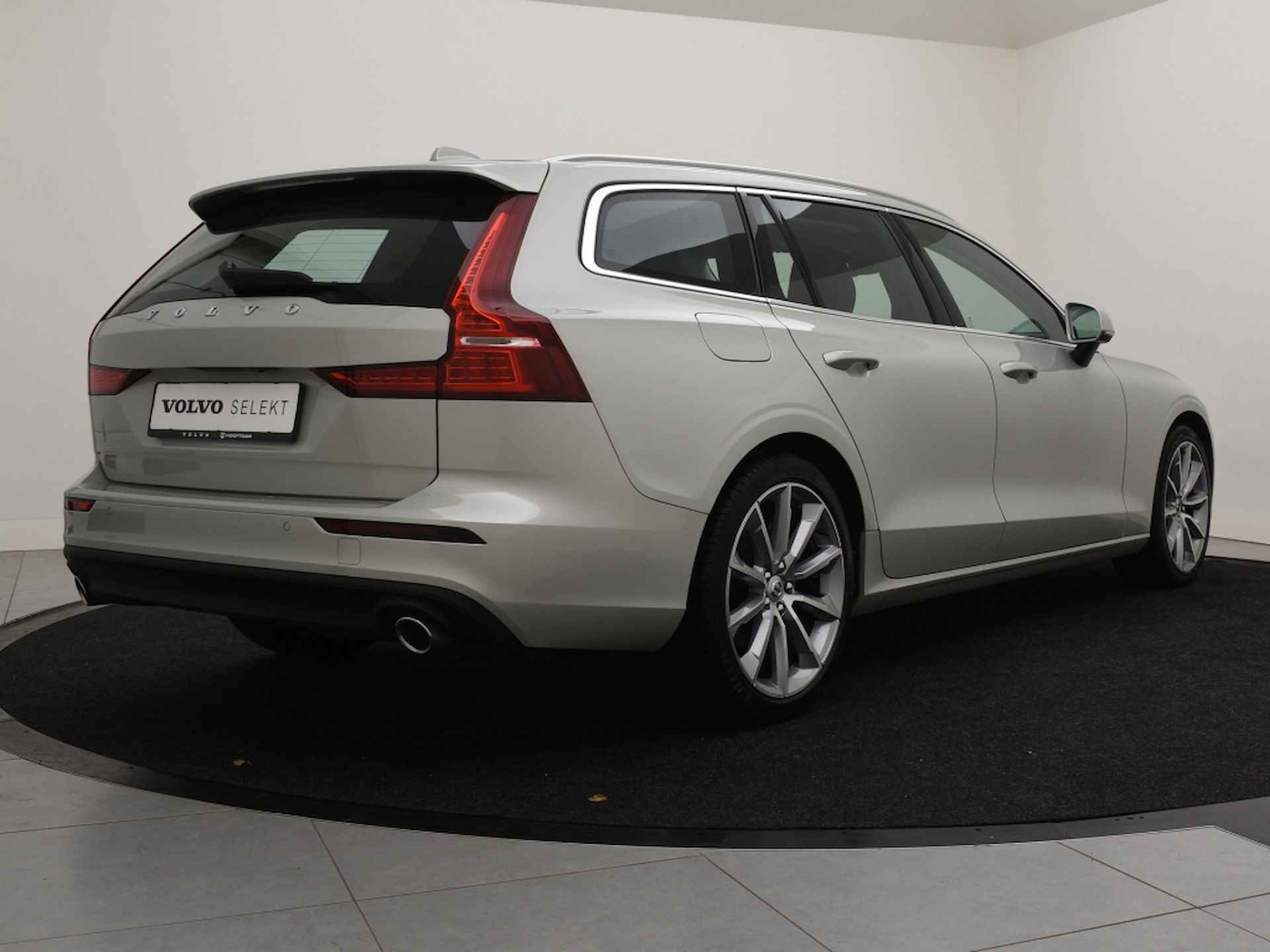 Volvo V60 T4 AUT(8) MOMENTUM PRO LEDER STOELVERWARMING NAVI PARK ASSIST CA - 3/38